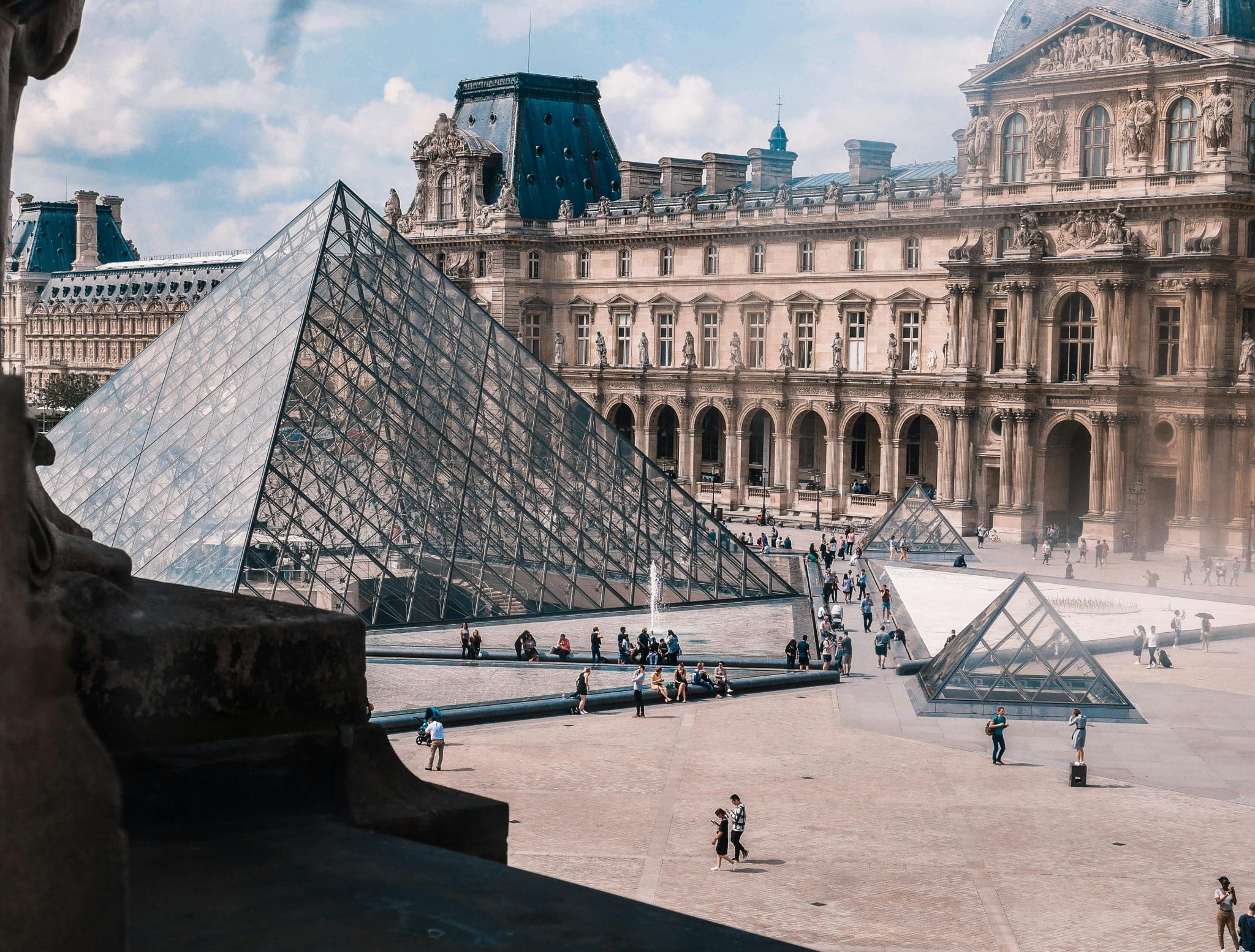 Museu do Louvre, em Paris, fecha nesta segunda-feira após roubo de joias no domingo