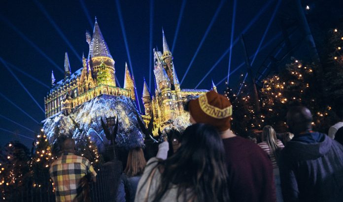 Visitantes acompanham as celebrações natalinas no parques do Universal Orlando Resort, que seguem até janeiro.