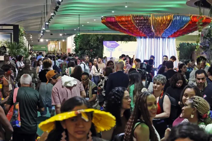 Cases de descarbonização e inovação no transporte são apresentados na Estação do Desenvolvimento, na Green Zone, durante a COP30. Crédito: Bruno Peres/Agência Brasil