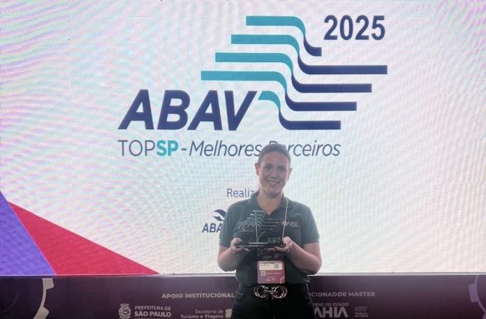 Adriana Ferreira- da Luck Receptivo- recebendo o prêmio em SP - Divulgação Luck Receptivo Luck Receptivo Aviesp