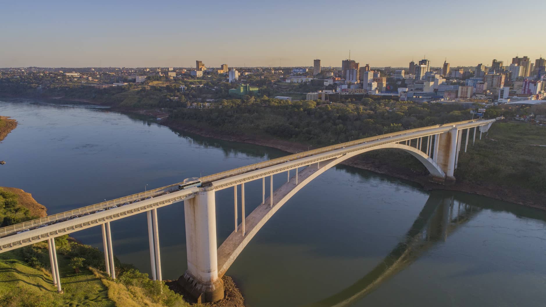 Ônibus de turismo serão proibidos na Ponte da Amizade a partir de segunda-feira (19)