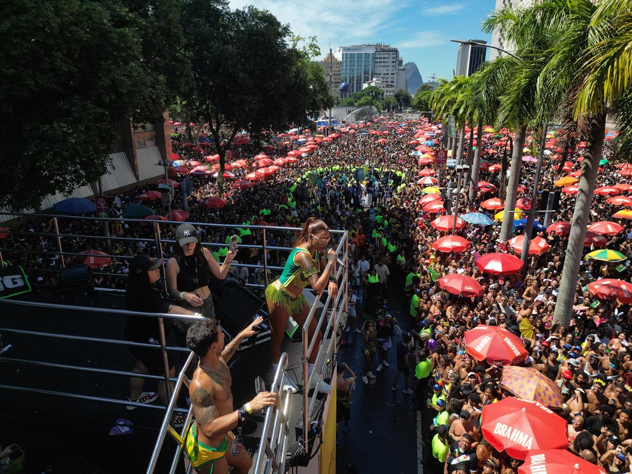 Carnaval 2026 impulsiona ocupação hoteleira no Rio com capital lotada e interior acima de 80%