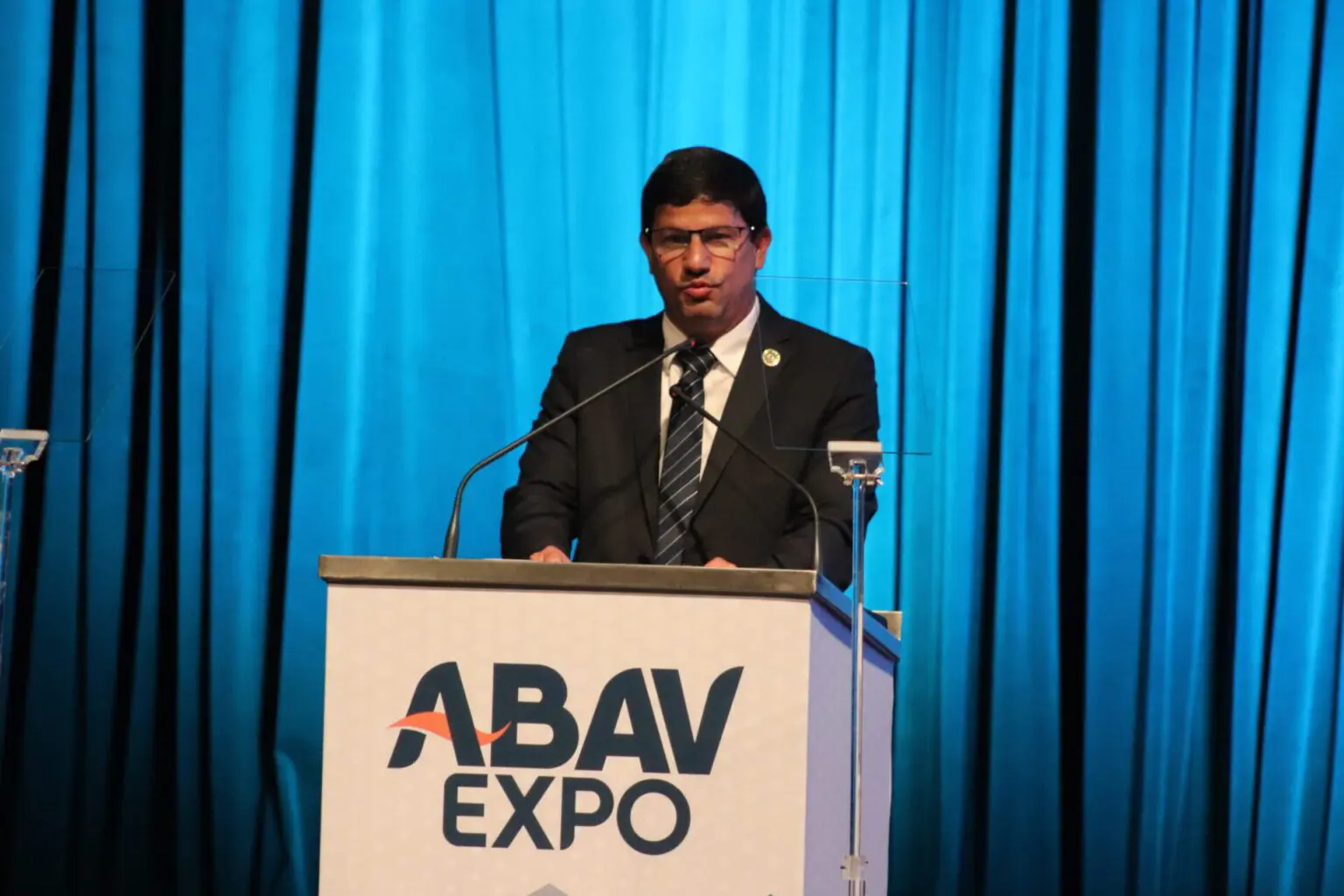 carlos-brito-ministro-do-turismo-scaled