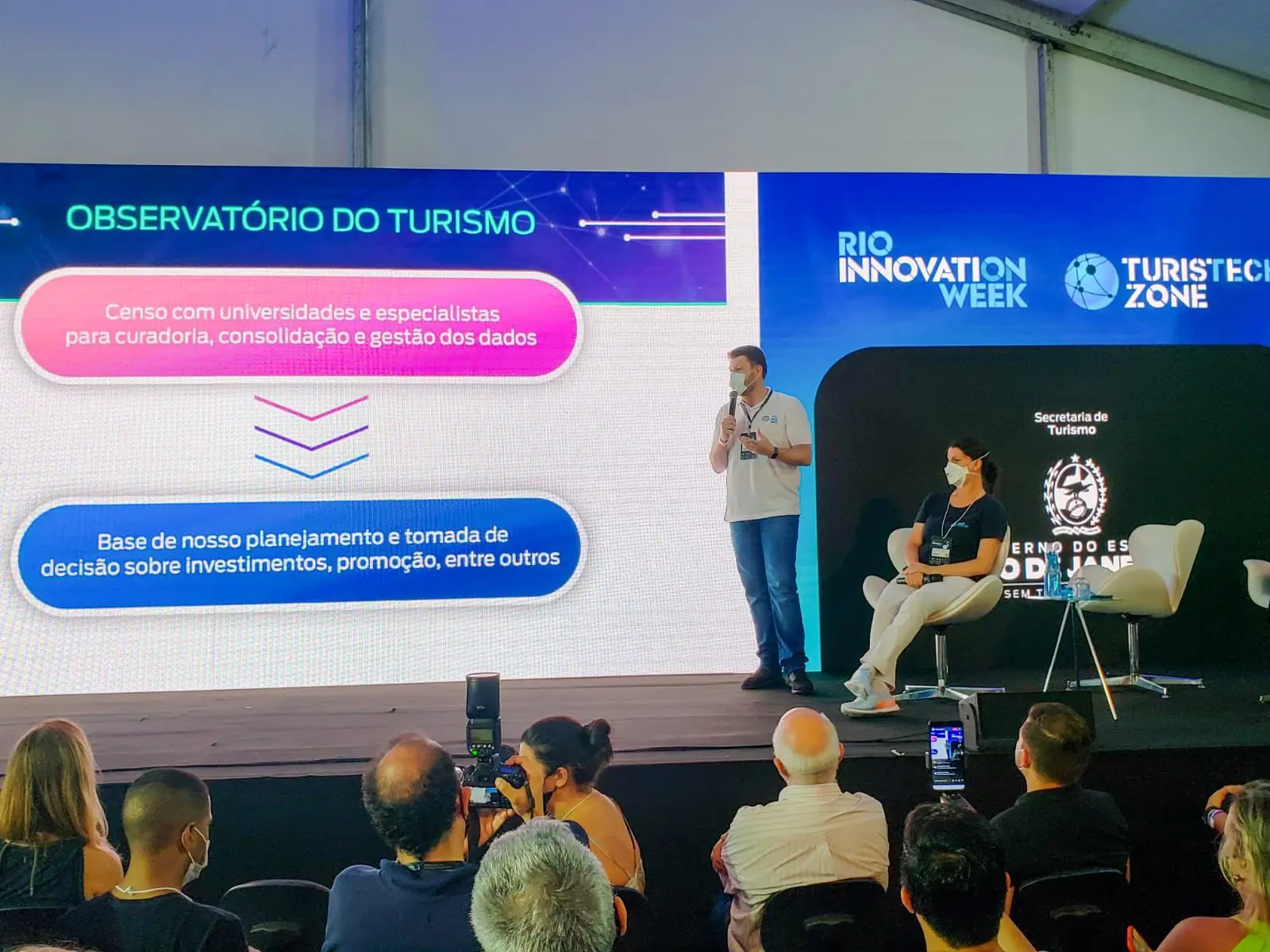 gustavo-tutuca-durante-painel-de-destinos-inteligentes-durante-o-rio-innovation-week