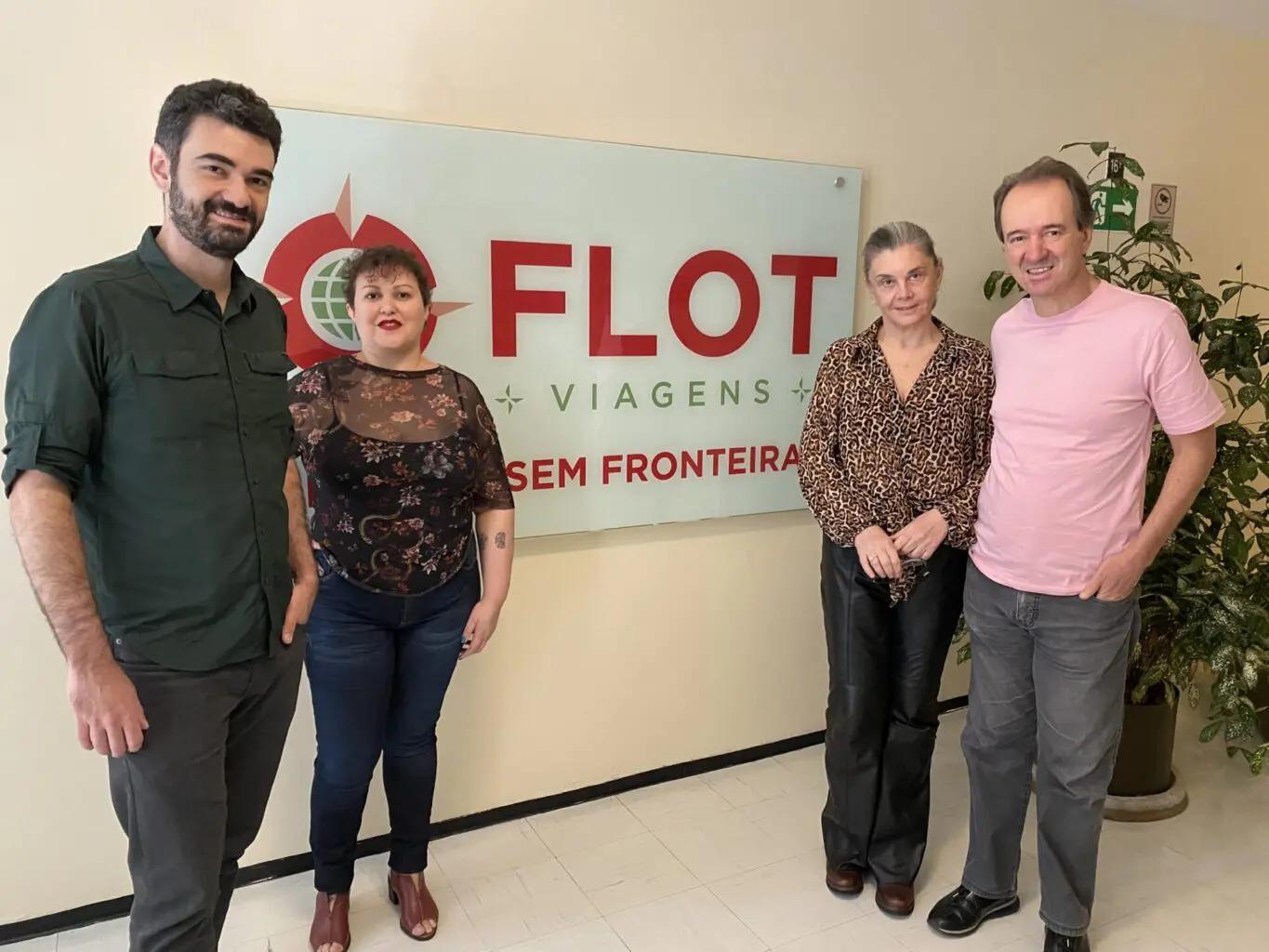 simone-abreu-e-clara-kuraim-entre-tiago-e-eduardo-barbosa-foto-divulgacao-scaled