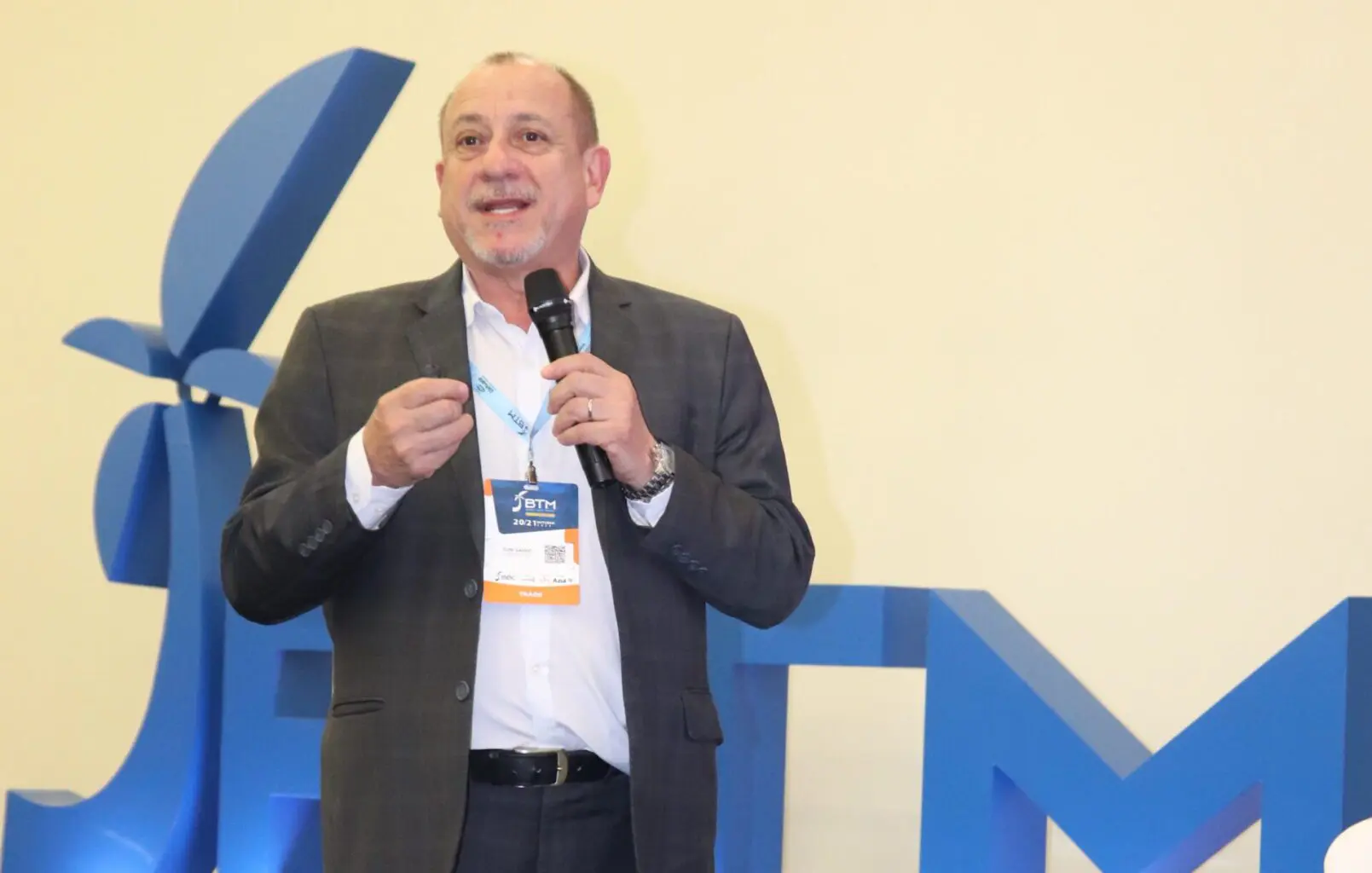 toni-sando-presidente-do-unedestinos-durante-palestra-no-btm-2022-scaled