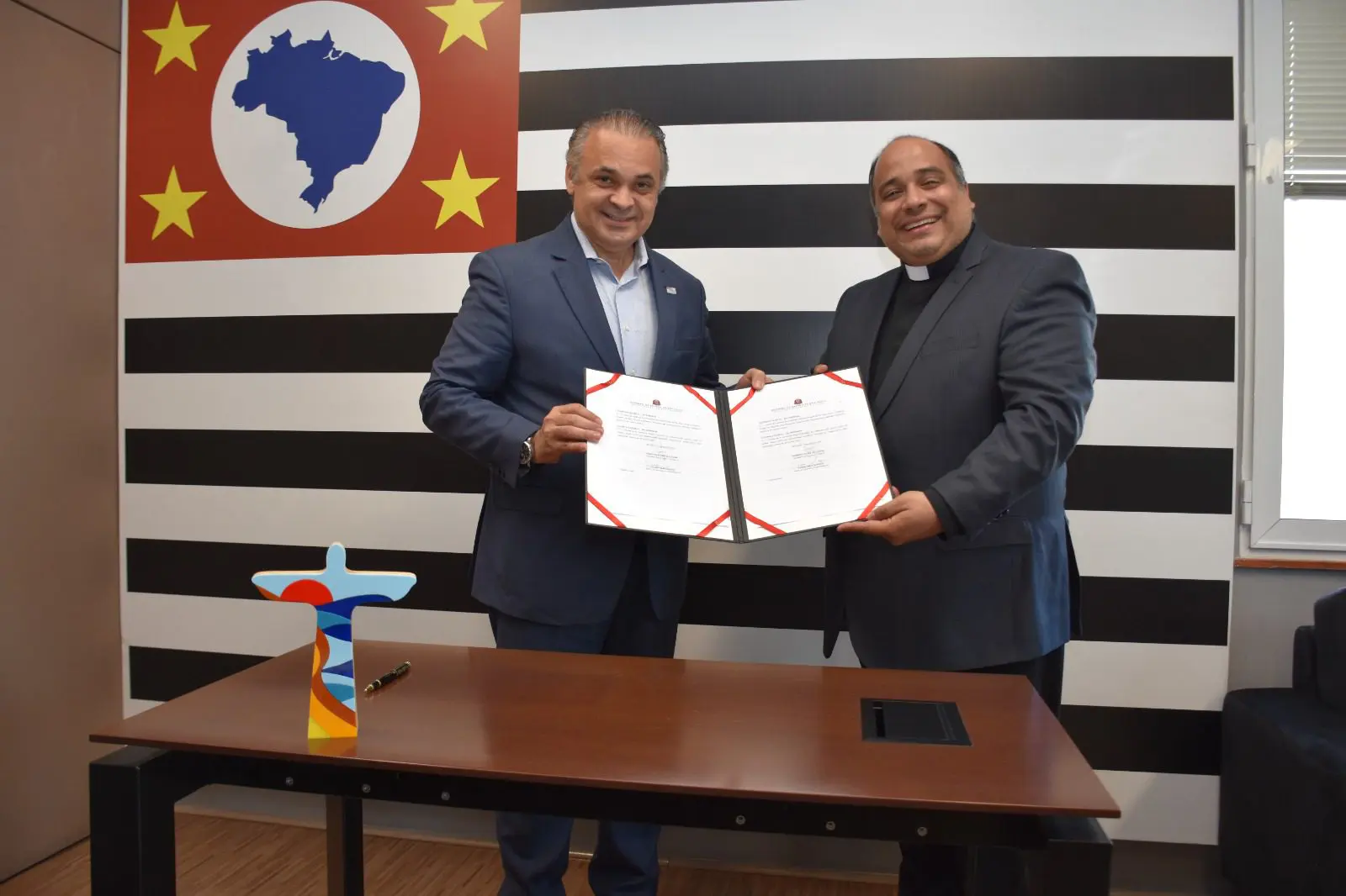 Cristo Redentor / Secretário de Turismo e Viagens de SP, Roberto de Lucena e o padre Omar Raposo, reitor do Santuário Arquidiocesano Cristo Redentor