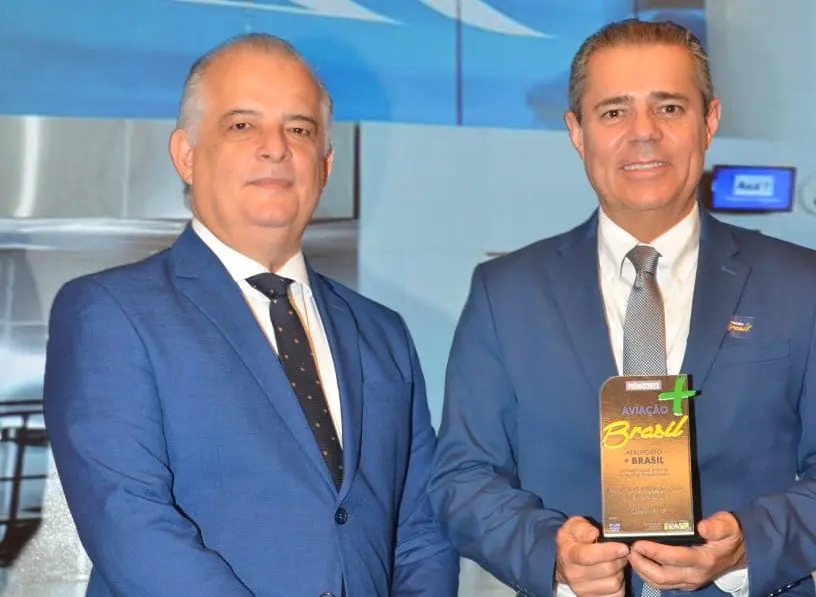 Marcelo Mota, diretor Comercial de Viracopos, recebe o prêmio das mãos do ministro, Marcio França. Foto: Divulgação/Viracopos