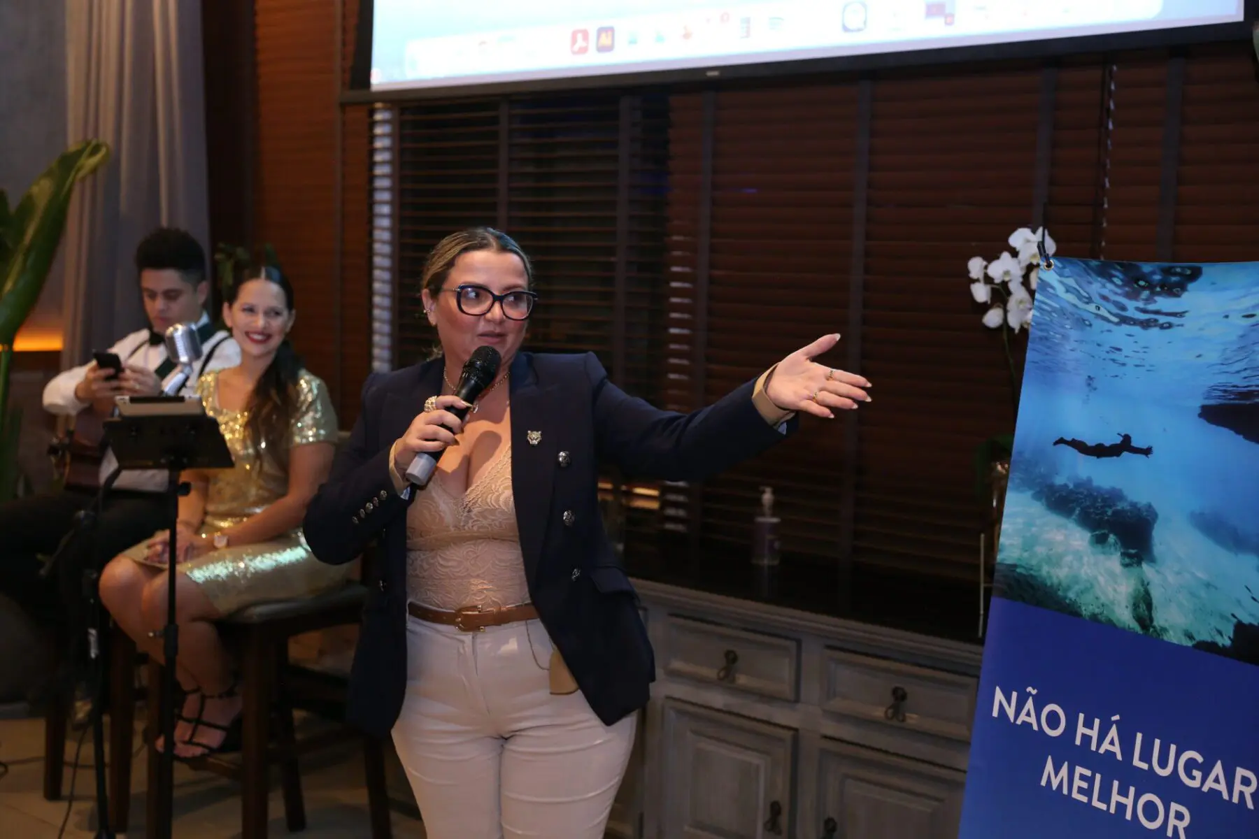 Janaina Araújo e Vinicius da equipe do Turismo de Curaçao no Brasil