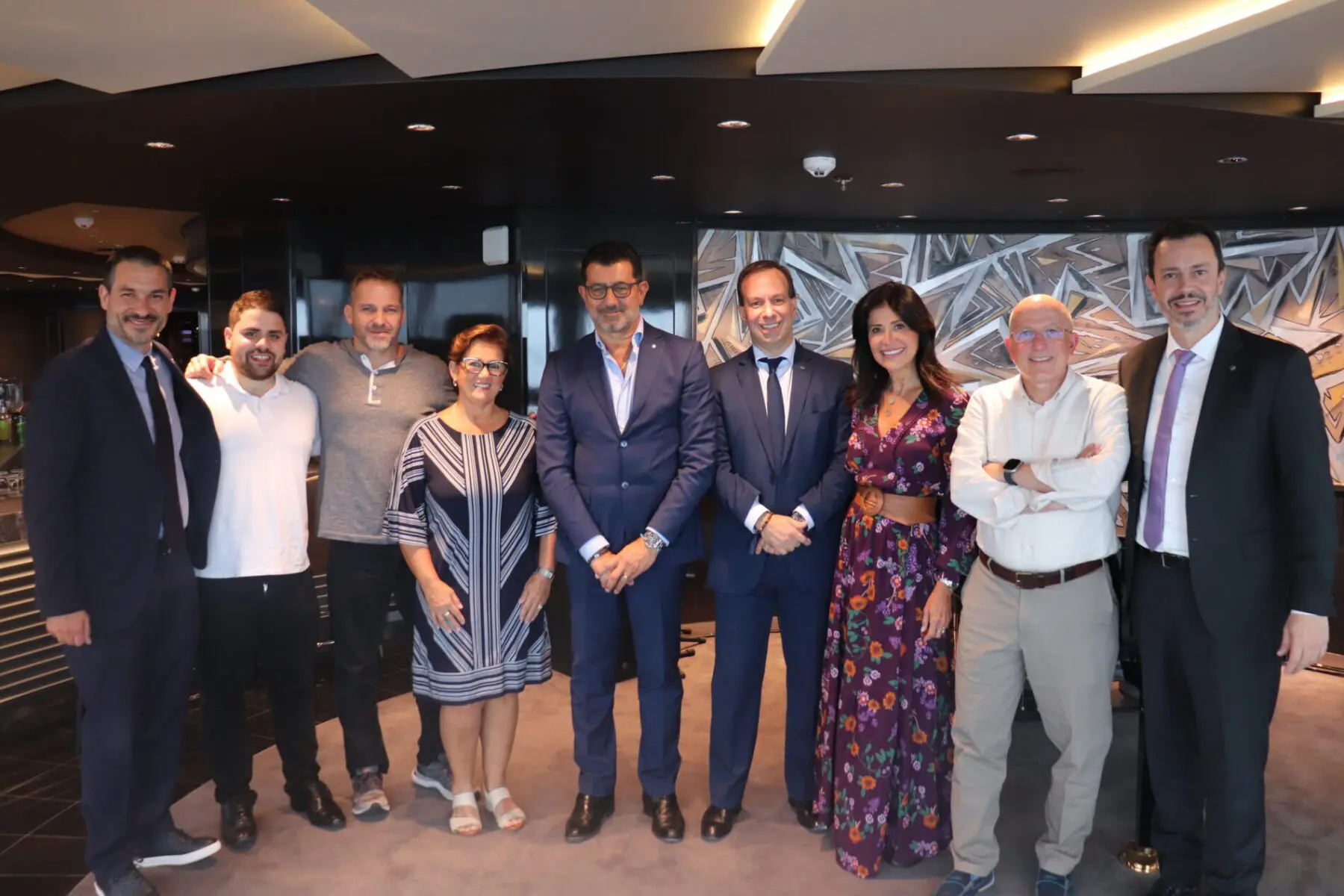 Agentes e operadores se reúnem com líderes da MSC durante inauguração do MSC Euribia