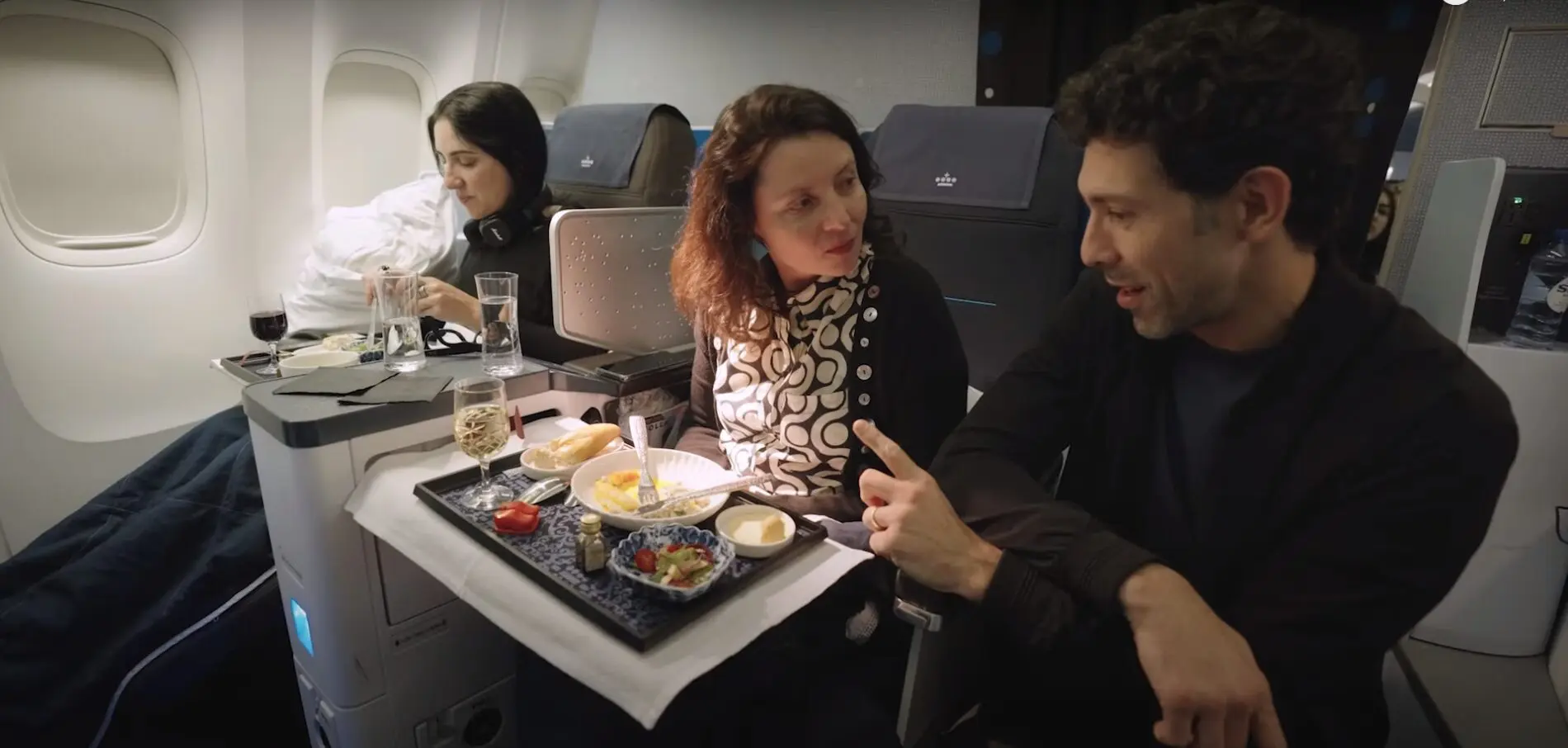 Rodrigo Oliveira acompanhou a preparação dos pratos criados por ele, em parceria com a KLM, servidos aos clientes da World Business Class Rodrigo Oliveira acompanhou a preparação dos pratos criados por ele, em parceria com a KLM, servidos aos clientes da World Business Class
