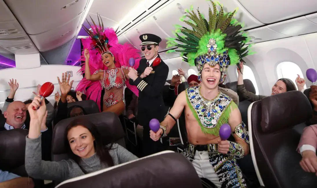 Juliana Paes com Anton Du Beke e AJ Pritchard, em cena vídeo para divulgar novo voo da Virgin Atlantic. Foto: Divulgação Juliana Paes com Anton Du Beke e AJ Pritchard, em cena vídeo para divulgar novo voo da Virgin Atlantic. Foto: Divulgação