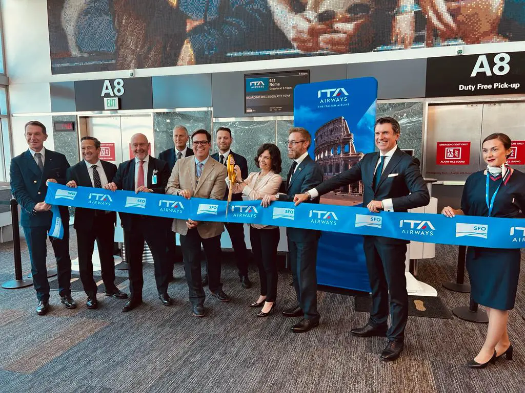 Para celebrar o lançamento da nova rota da Ita Airways, uma cerimônia de corte de fitas foi realizada no portão de embarque em São Francisco