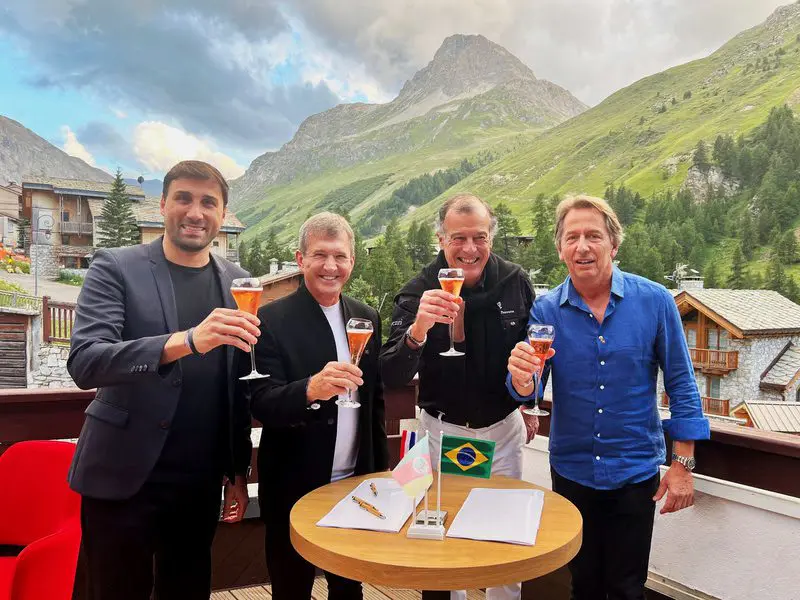 Rodrigo Mathias, CEO da DC Set Group; Dody Sirena, sócio e co-presidente da DC Set Group; Henri Giscard d’Estaing, presidente global do Club Med; Janyck Daudet, CEO do Club Med para América do Sul. Foto: Divulgação/Club Med