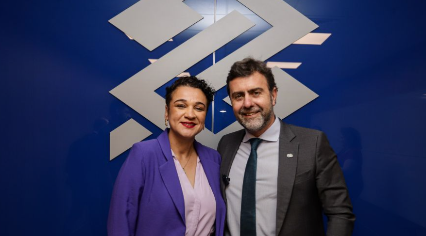 Tarciana Medeiros, presidenta do Banco do Brasil, e Marcelo Freixo, presidente da Embratur. Foto: Reprodução/Embratur Tarciana Medeiros, presidenta do Banco do Brasil, e Marcelo Freixo, presidente da Embratur. Foto: Reprodução/Embratur