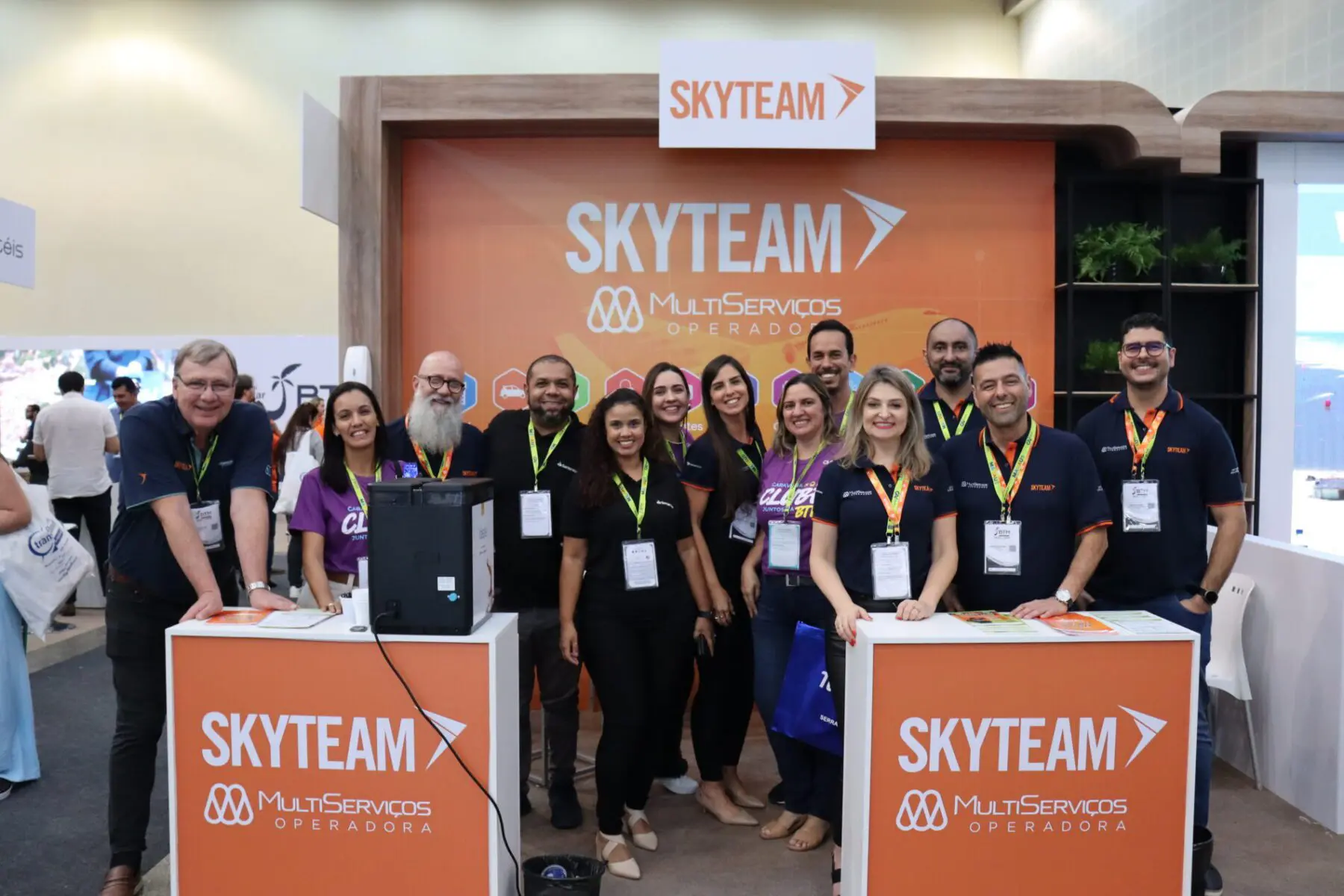 Equipe Skyteam com agentes de viagens
