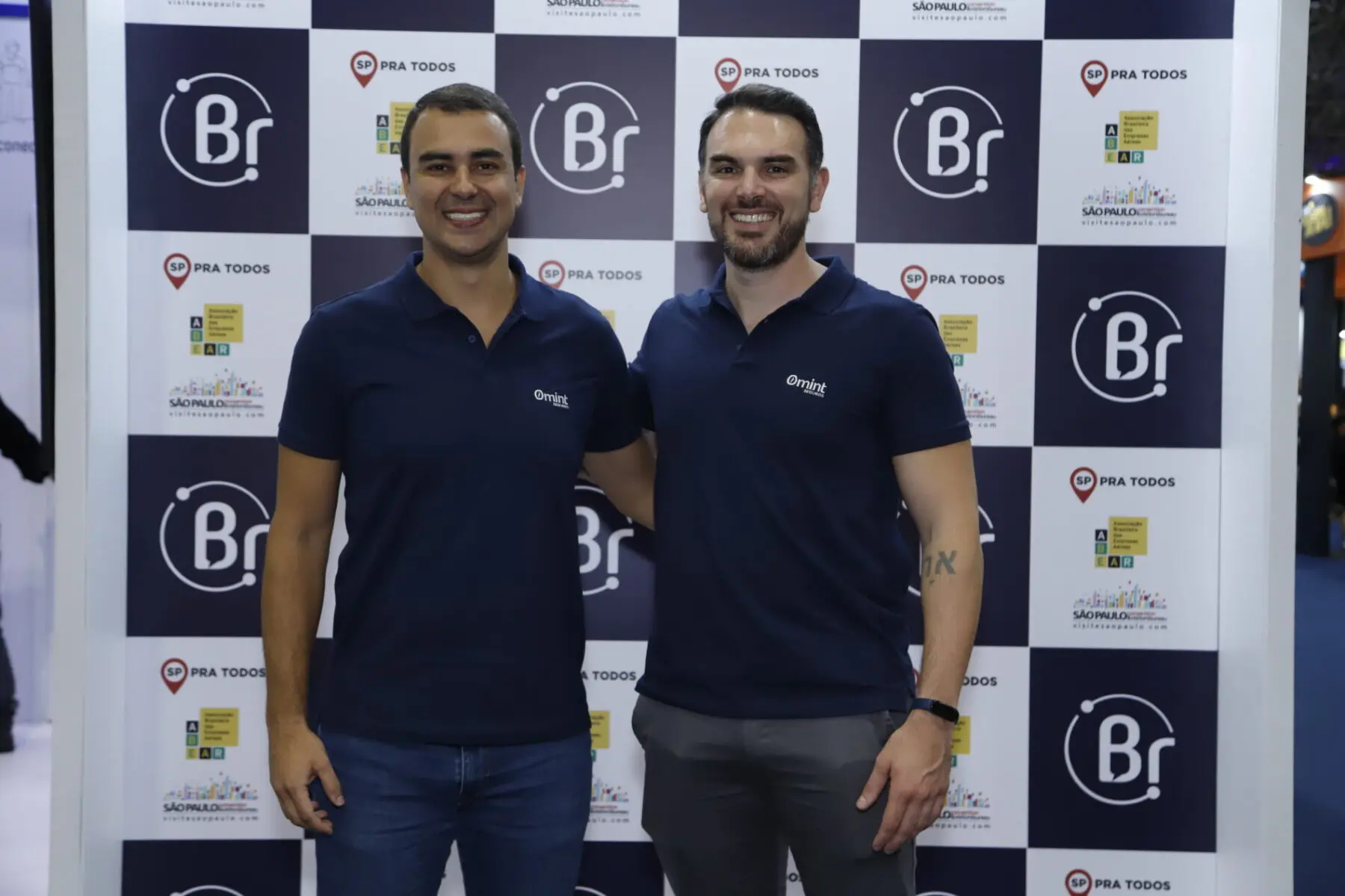 Thiago Godinho e Felipe Cressoni, ambos da Omint Seguros Thiago Godinho e Felipe Cressoni, ambos da Omint Seguros
