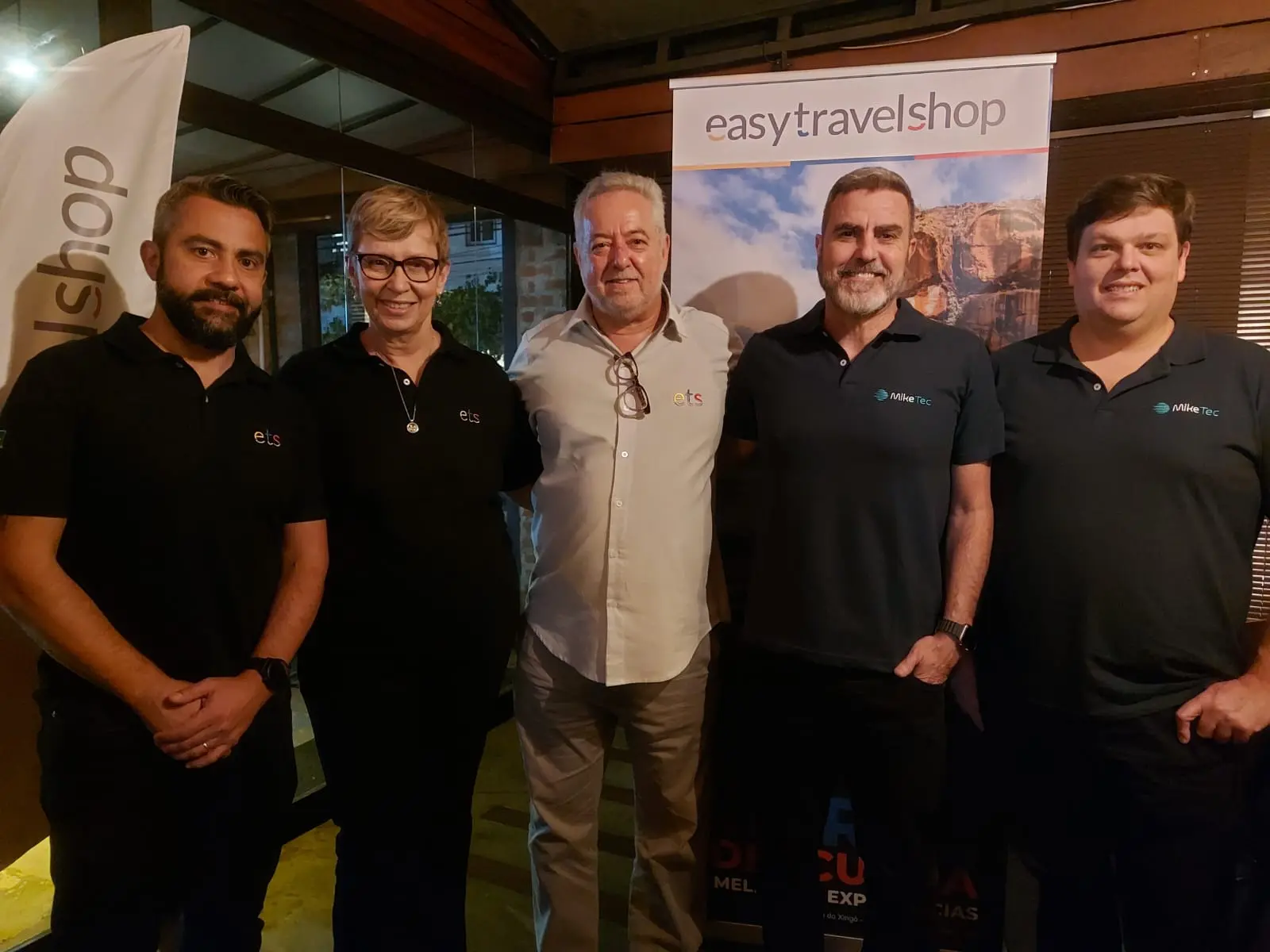 Michael Barkoczy (centro) com Ricardo Caceres, Barbara Picolo, Emerson Amaral e Evandro Kulm. Foto: Divulgação Michael Barkoczy (centro) com Ricardo Caceres, Barbara Picolo, Emerson Amaral e Evandro Kulm. Foto: Divulgação