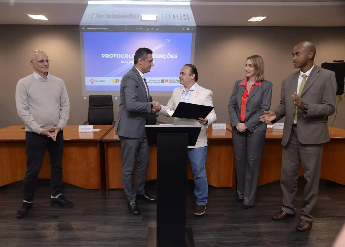 Ricardo Roman, da ABIH-SP, Carlos Antunes, da TAP, e Roberto de Lucena, Luciane Leite e Luis Sobrinho, da Setur-SP. - Foto: Divulgação Setur-SP