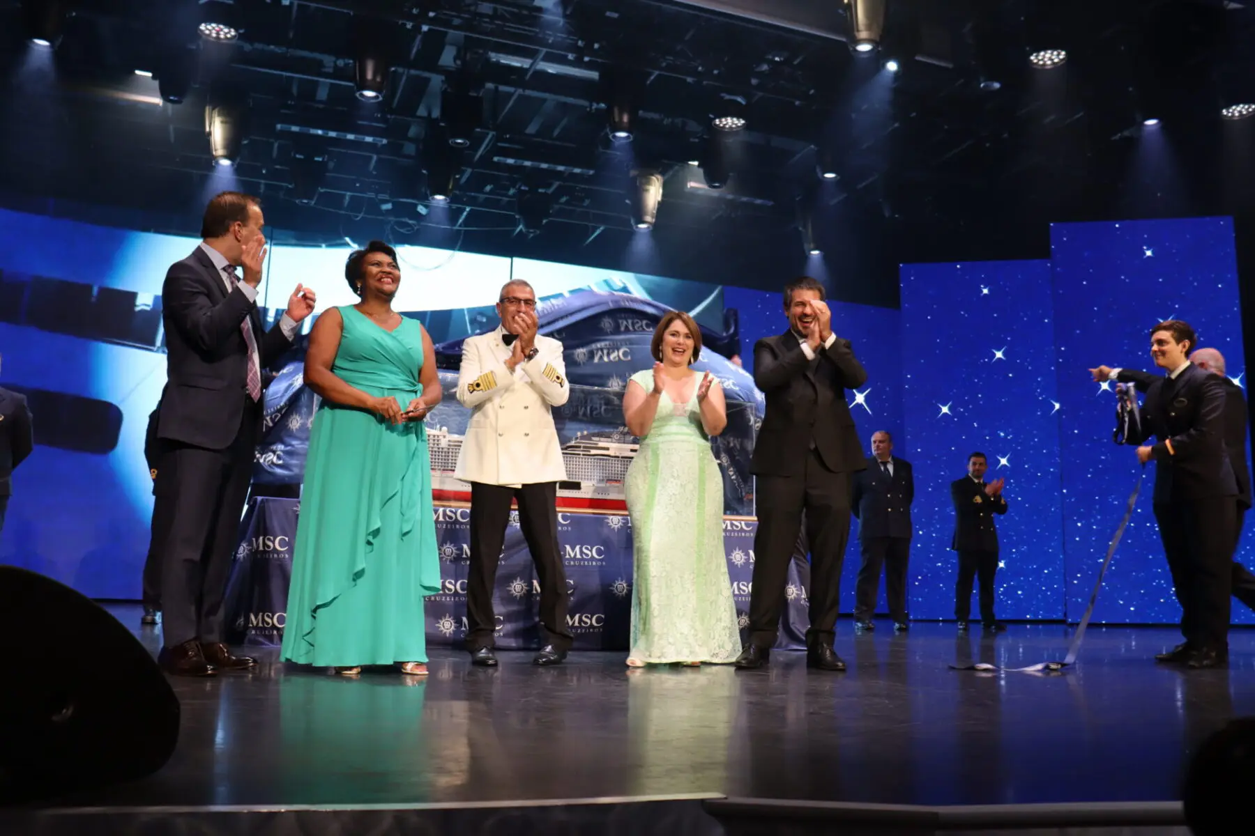 Marlene Ribeiro realiza o corte da fita durante inauguração e marca história como madrinha do maior navio da MSC em território nacional