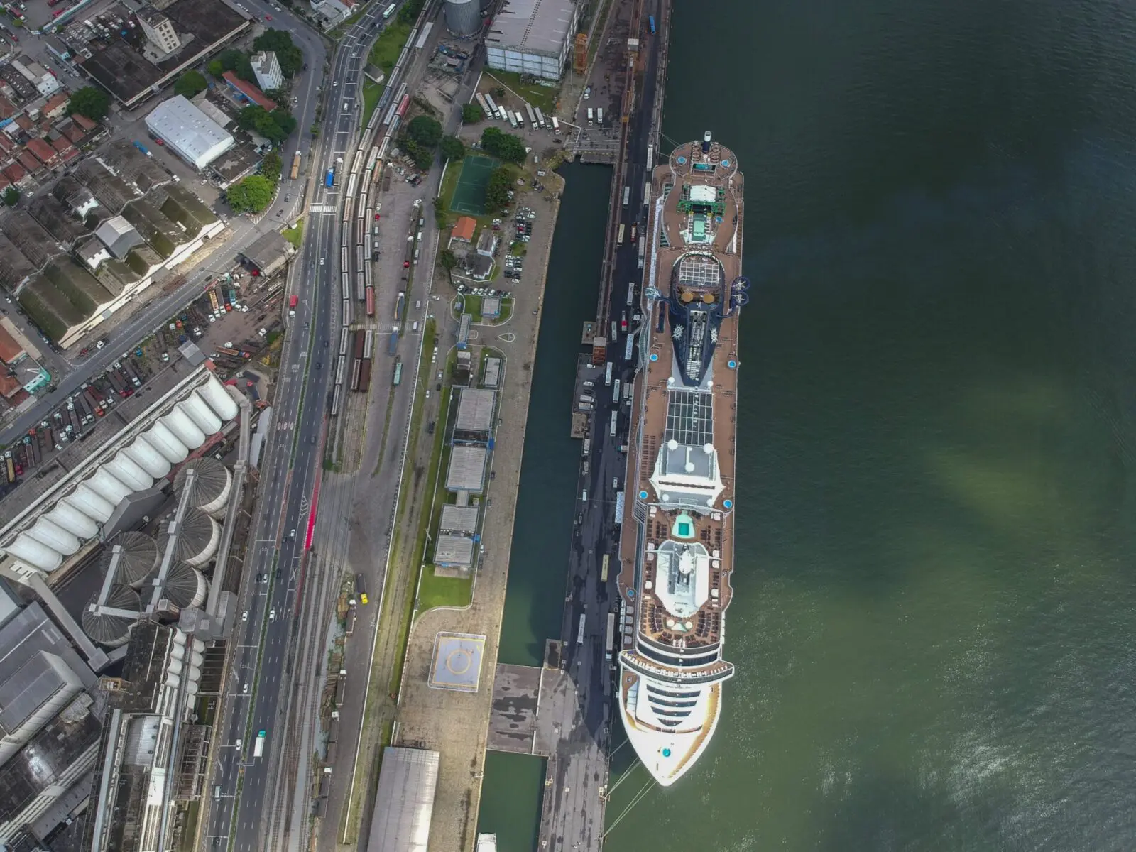 Santos recebe cinco navios regulares durante esta temporada Santos recebe cinco navios regulares durante esta temporada