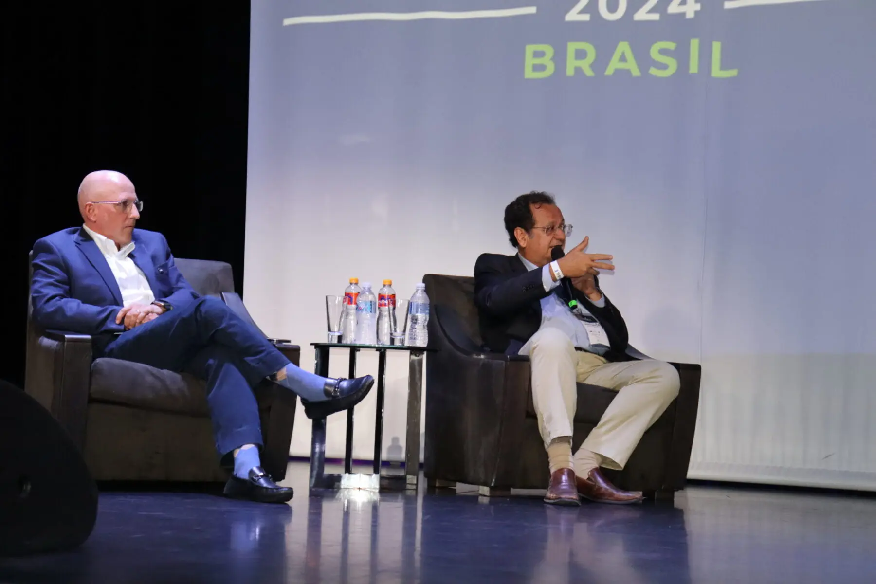 Aldo Leone, CEO da Agaxtur, e Maurício Bacelar, secretário de Turismo do Estado da Bahia, relevem que destinos bem preparados fortalecem não somente a indústria de cruzeiros, mas toda a cadeia