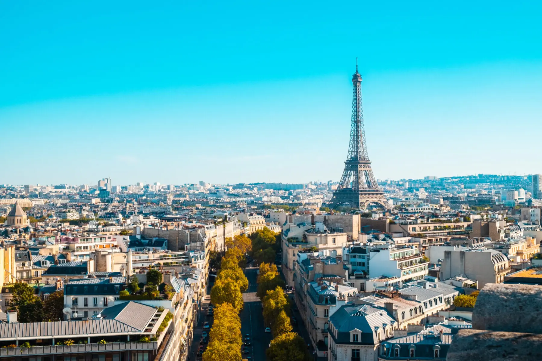 Paris foi a quinta maior cidade com mais visitantes do mundo, cerca de 15,5 milhões de turistas visitaram a Cidade Luz. Foto: Freepik/wirestock