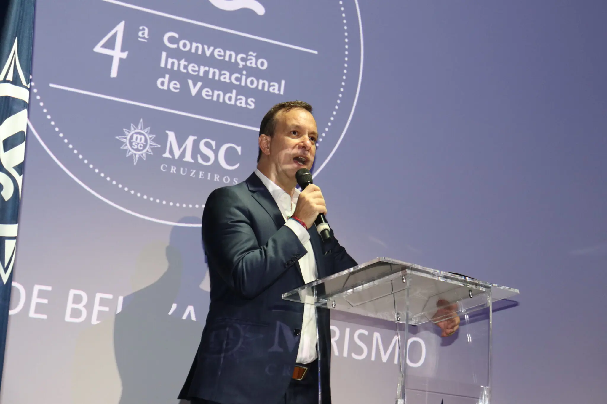 Adrian Ursilli, country manager da MSC no Brasil, dá as boas-vindas ao convidados à 4ª Convenção Internacional de Vendas