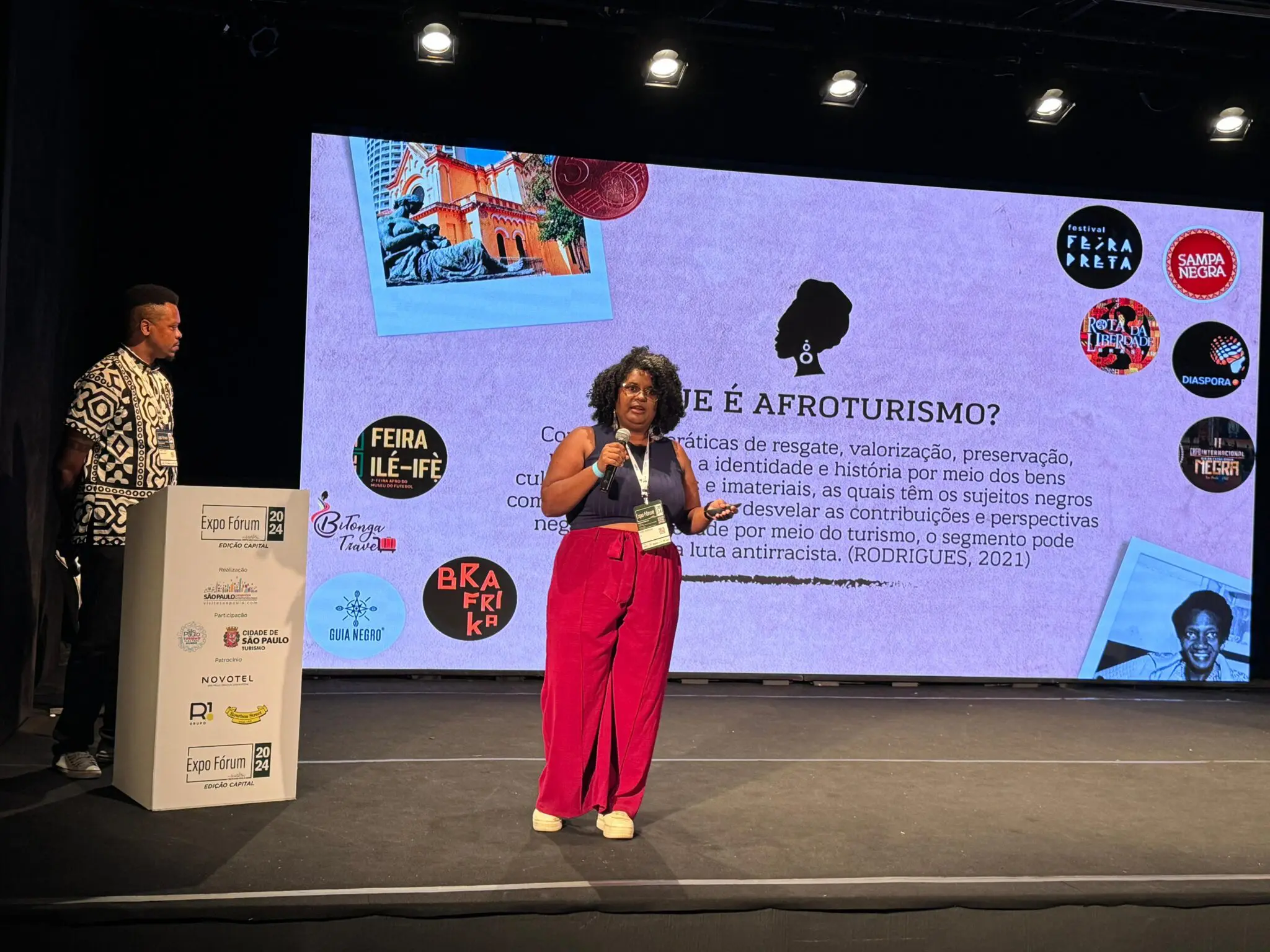 Doutora Denise Rodrigues, especialista em afroturismo, e Hubber Clemente, gestor executivo do Fórum São Paulo Afroturismo, lideram uma das capacitaçíµes da tarde desta quarta-feira (15) Doutora Denise Rodrigues, especialista em afroturismo, e Hubber Clemente, gestor executivo do Fórum São Paulo Afroturismo, lideram uma das capacitações da tarde desta quarta-feira (15)