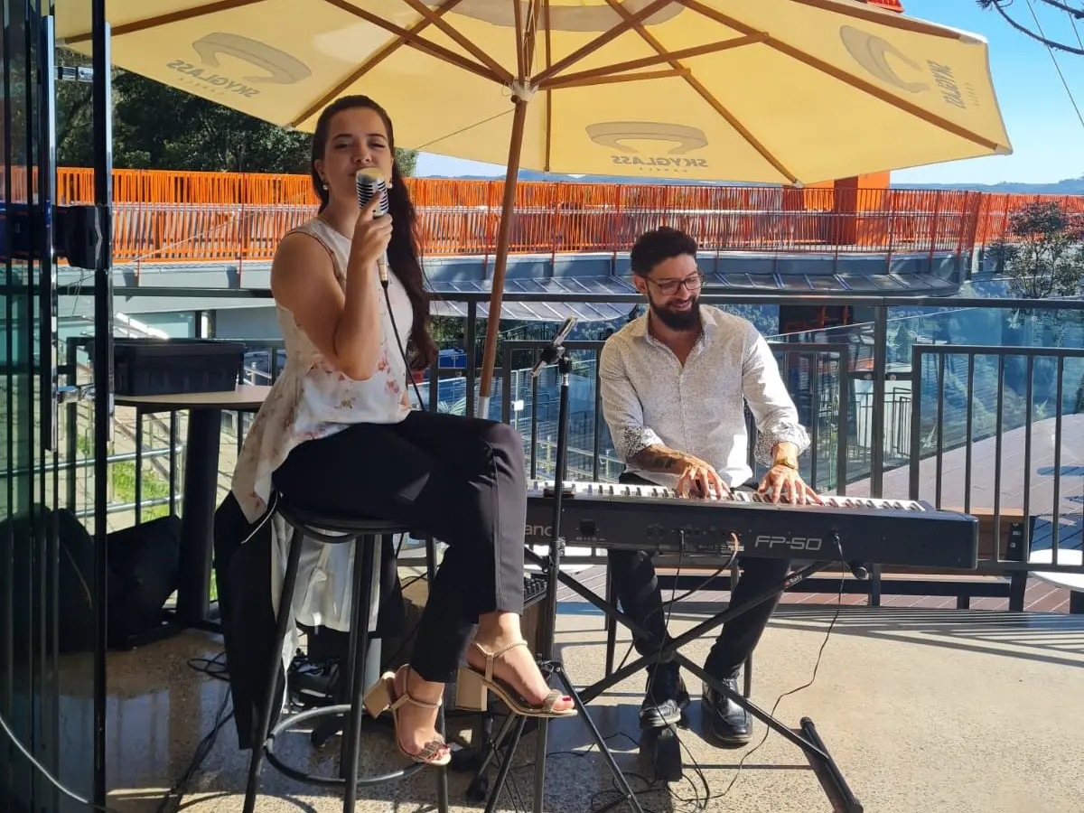 Dupla-Pop-Jazz-Project-que-levou-um-som-romantico-para-o-Skyglass-no-dia-12