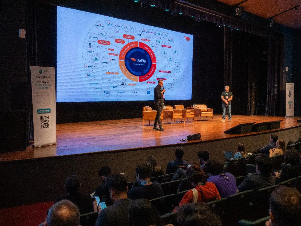 Marcelo Cohen e Sylvio Ferraz no palco do Minas Summit 2024 BeFly Minas Summit