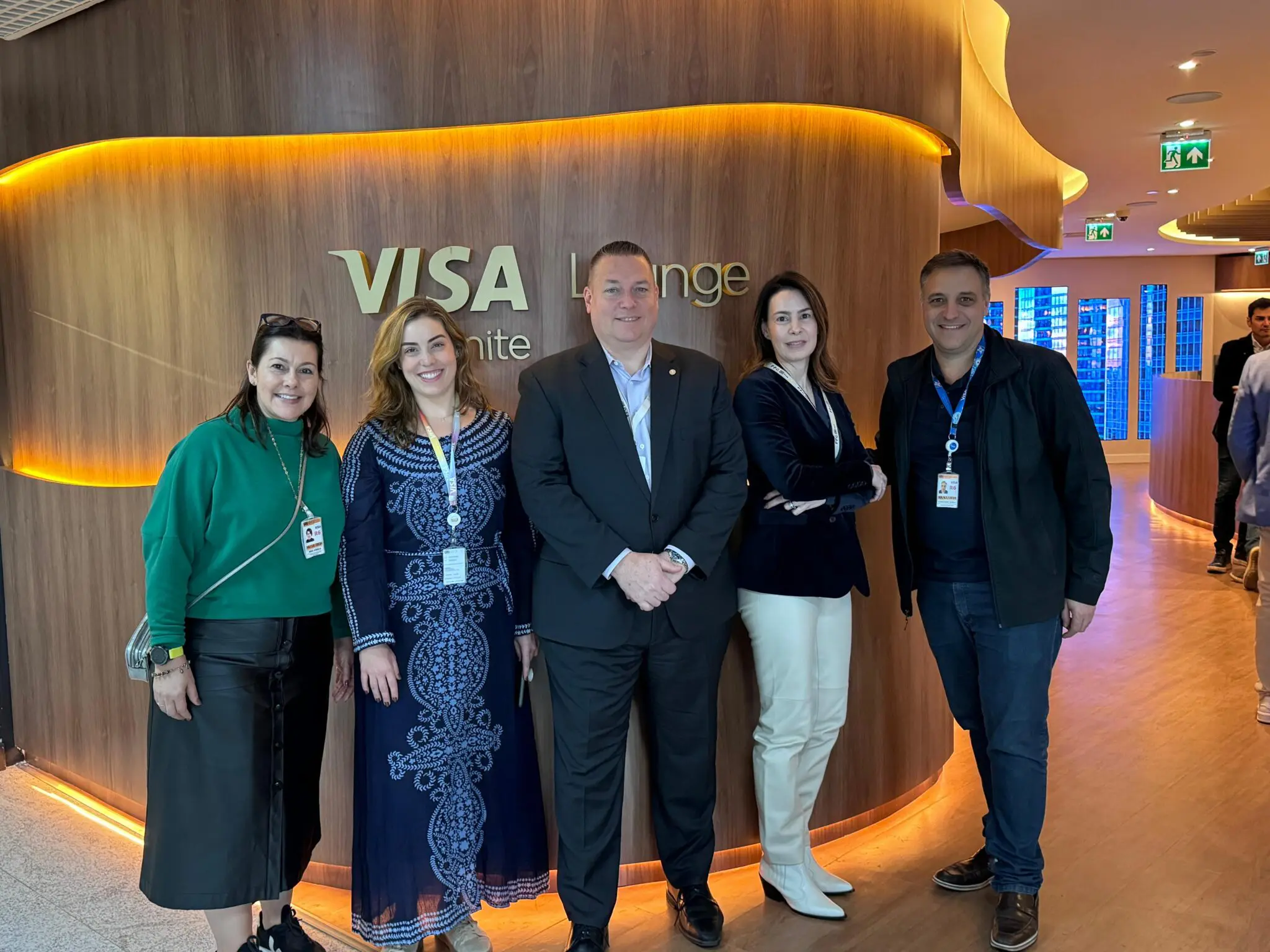 Executivos da Visa e do Plaza Premium Group celebram os dois anos de parceira