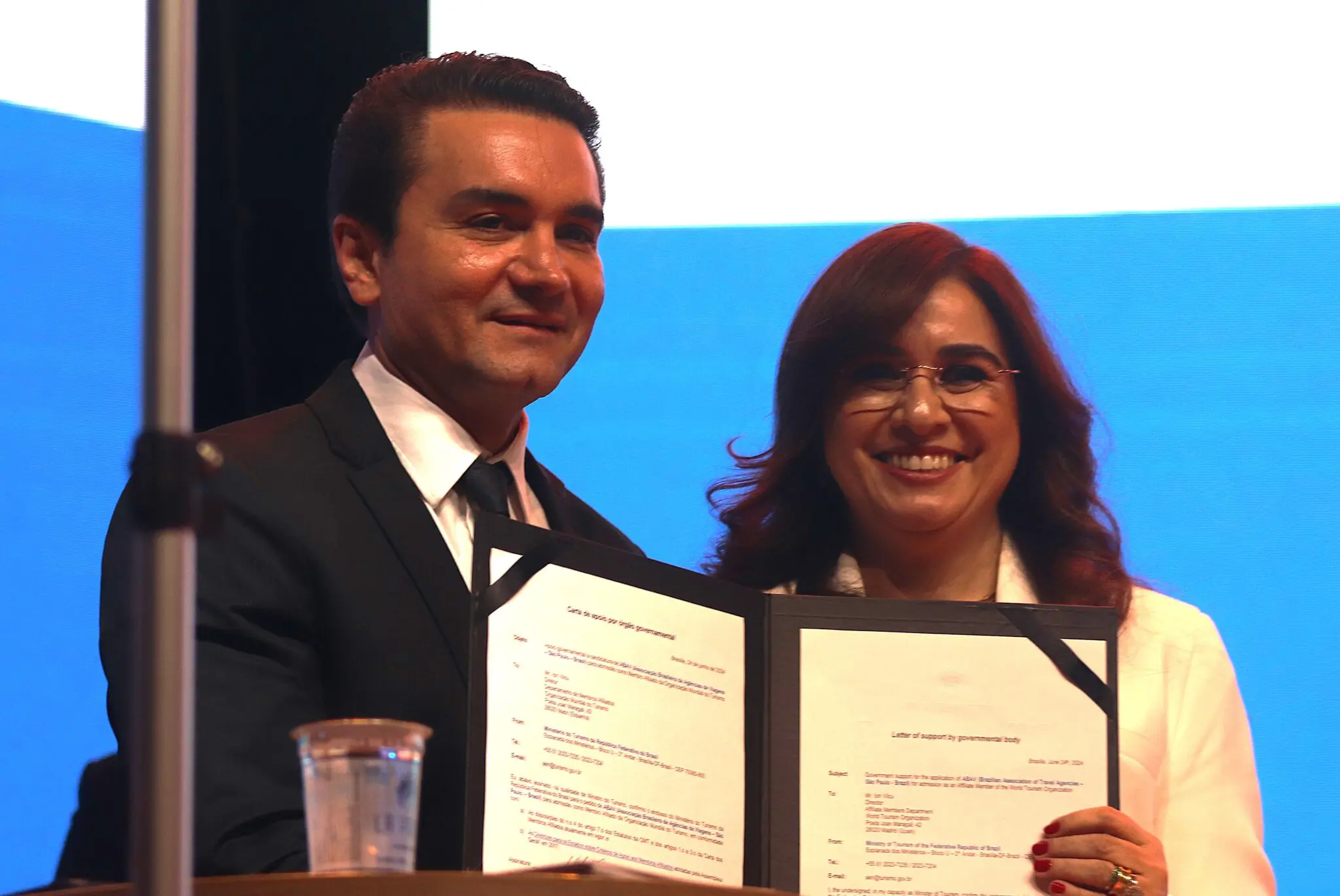 Celso Sabino, ministro do Turismo, durante assinatura de intenção da Abav em integrar a OMT ao lado de Ana Carolina Medeiros, presidente da Abav (Foto: Geovana Fraga/Brasilturis)