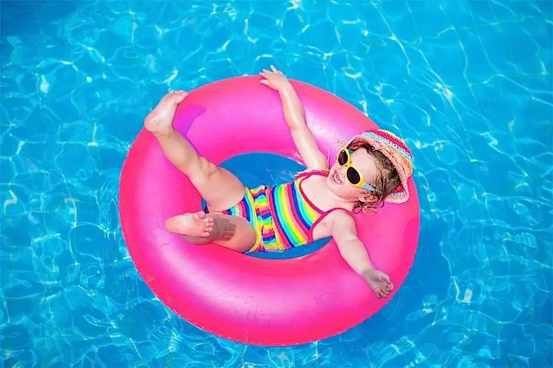 bigstock-verao-ferias-piscina-calor-agua-boia-800x533