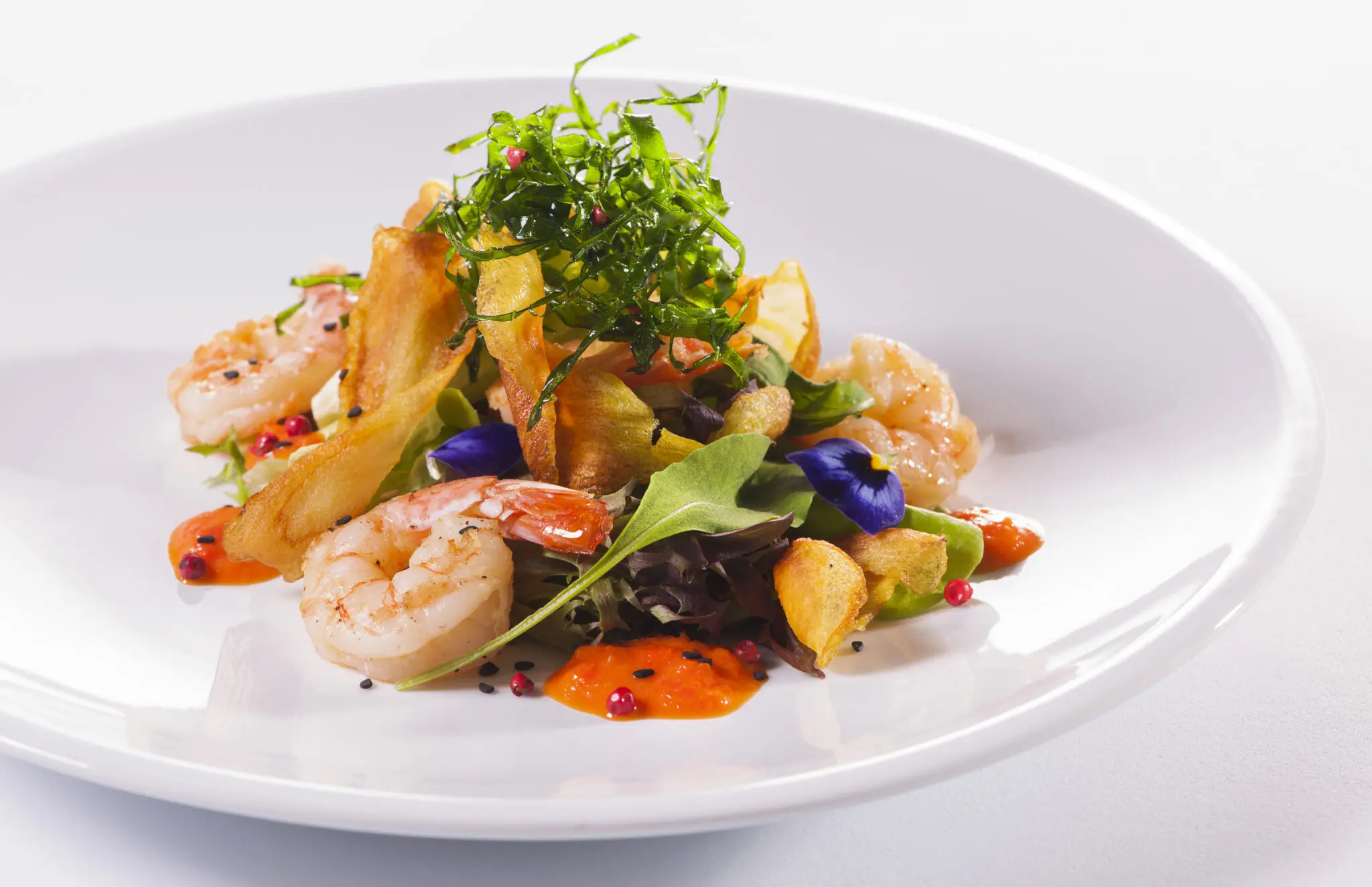 Um dos pratos servidos no jantar será o buquê de folhas orgí¢nicas com camaríµes e chips de batata baroa (Foto: Divulgação) Um dos pratos servidos no jantar será o buquê de folhas orgânicas com camarões e chips de batata baroa (Foto: Divulgação)