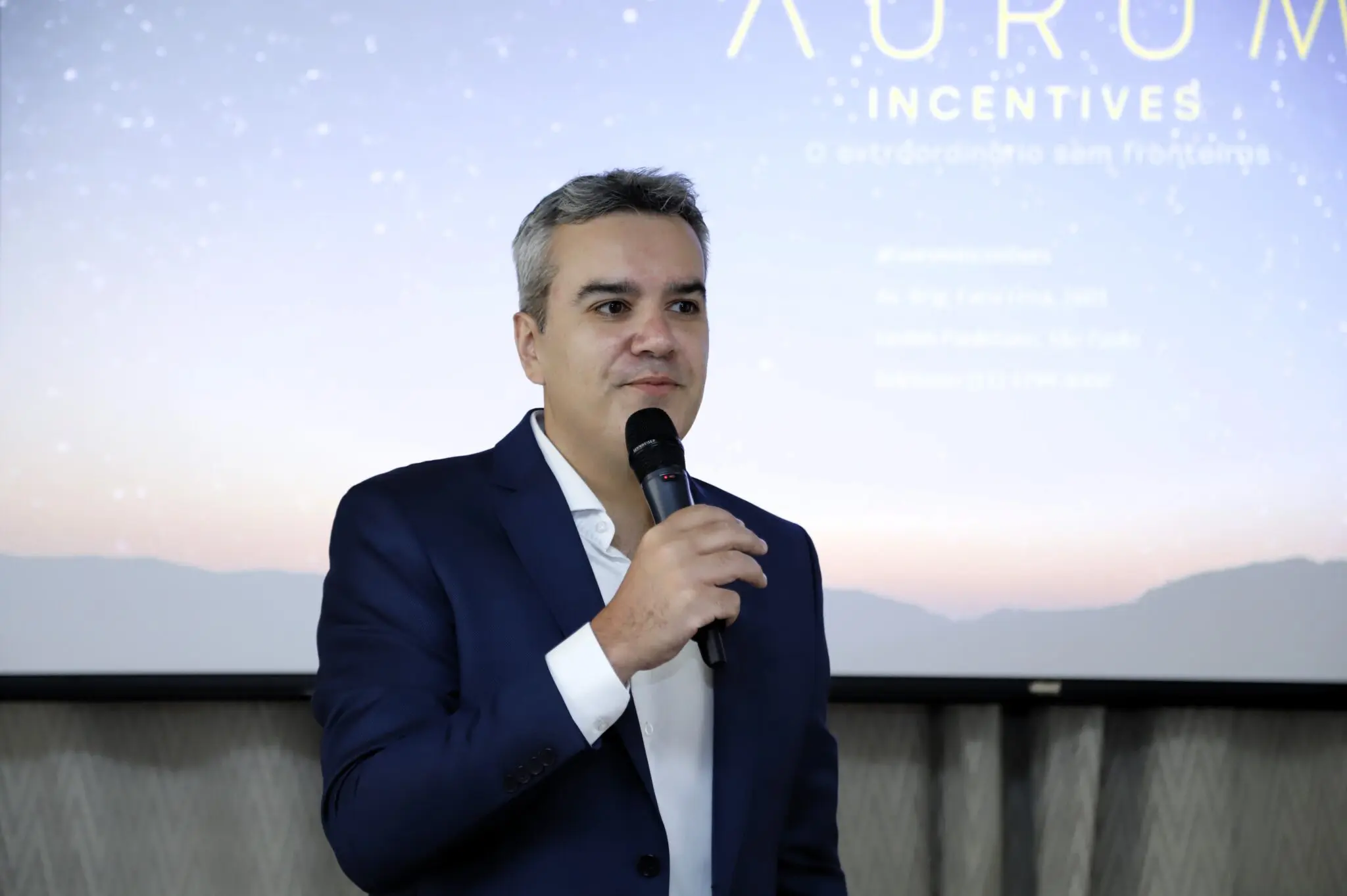 Pedro Fernandes, parceiro da McKinsey’s Consumer Practice in Brazil, apresentando dados do segmento. McKinsey