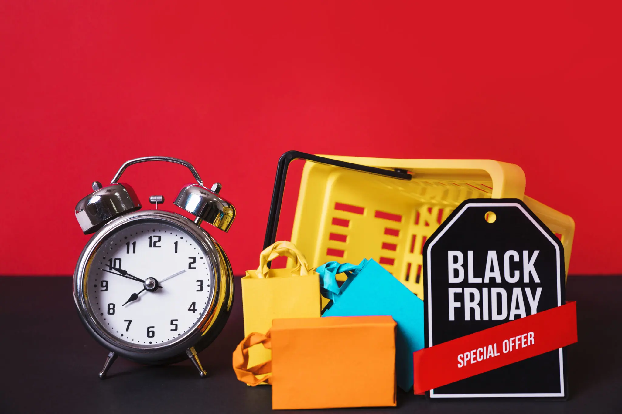 alarm-clock-near-shopping-basket-sign Black Friday