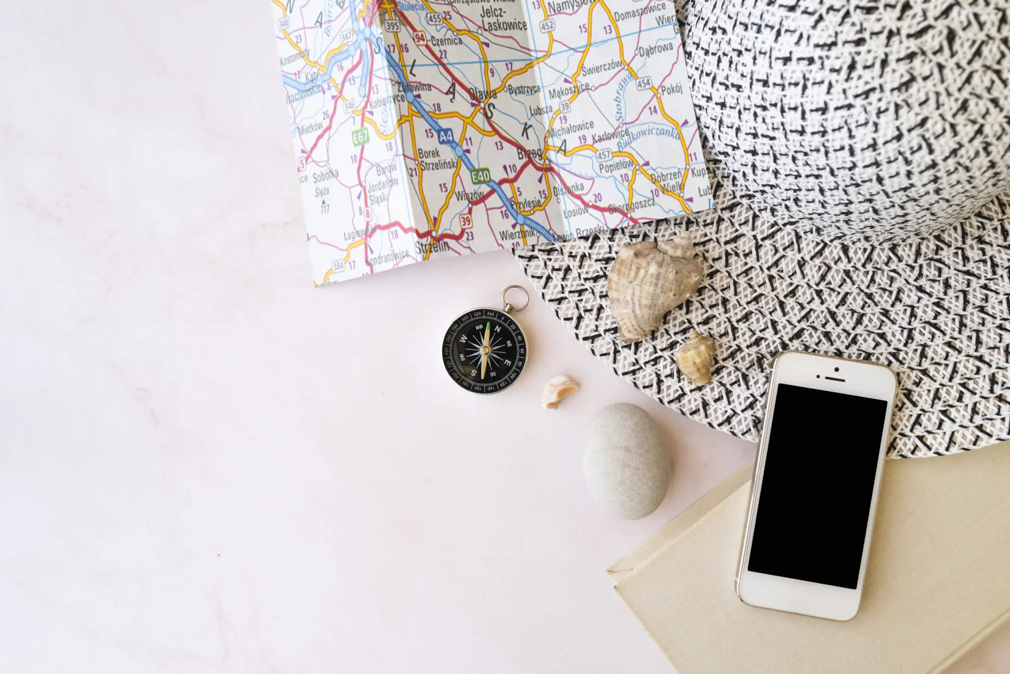 woman-hat-with-travel-accessories-map pontos decolar