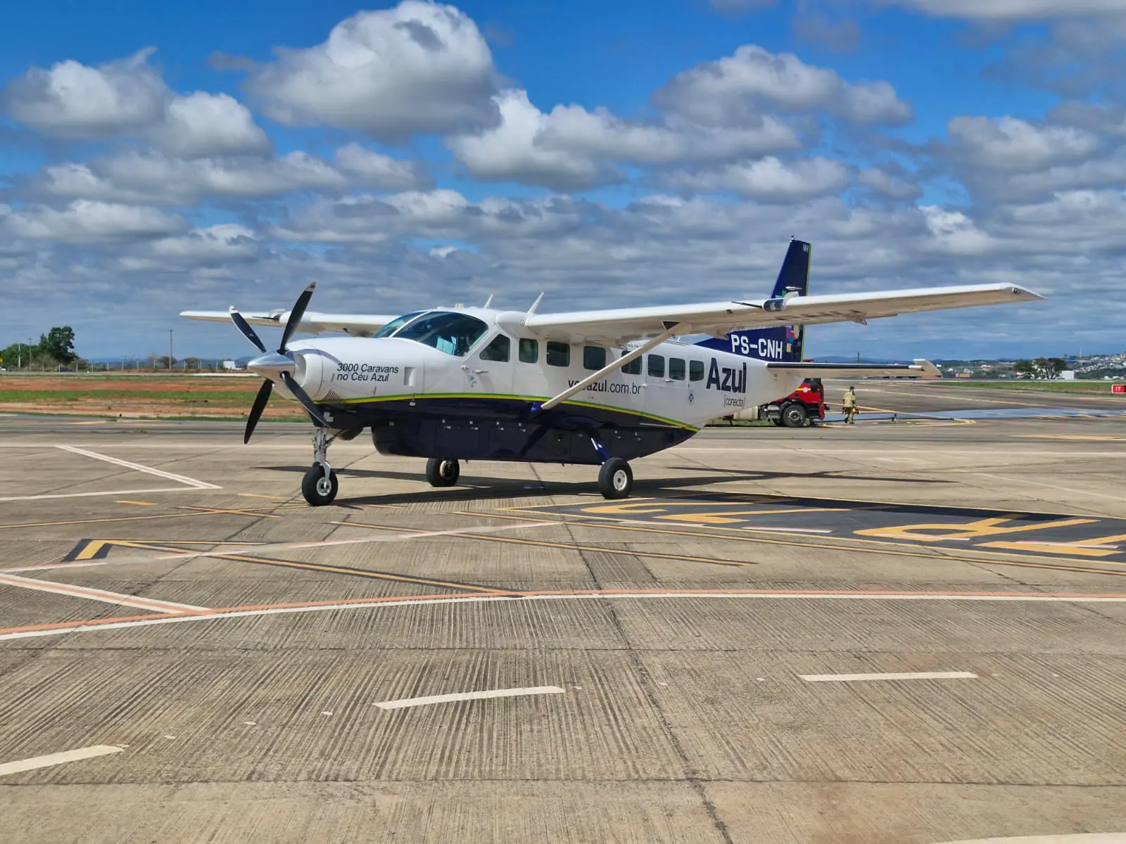 Aeronave Cessna Grand Caran, da Azul, pousa no aeroporto de Divinópolis (Foto: Divulgação)