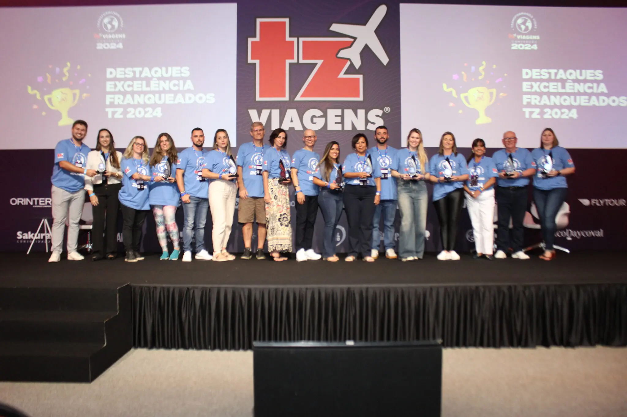 IMG_5851 Franqueados homenageados se reúnem no palco com Paulo Manuel, CEO da TZ Viagens (Foto: Diego Siliprando/ Brasilturis)
