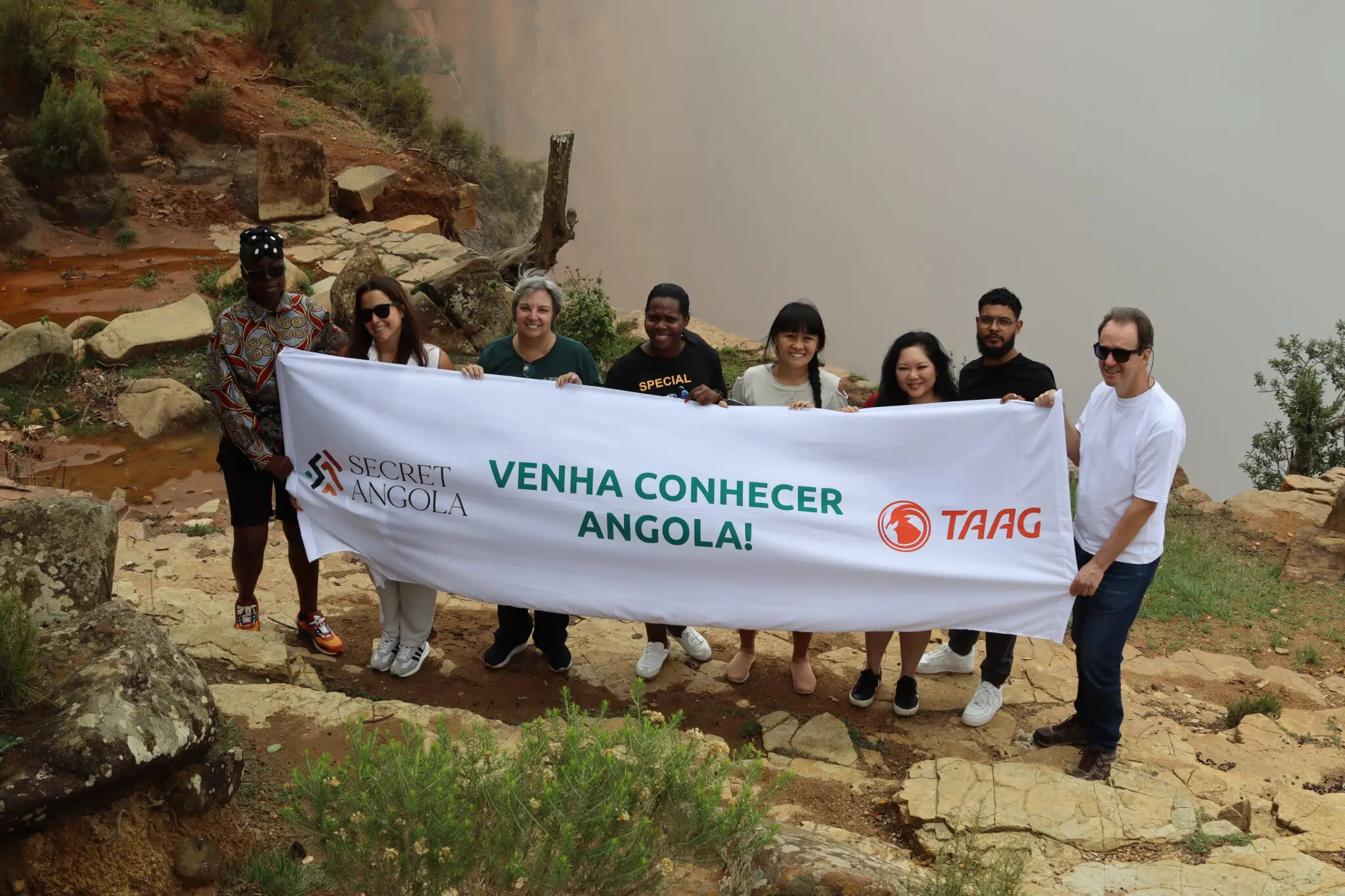 Grupo registra momento no icônico ponto turístico de Lubango