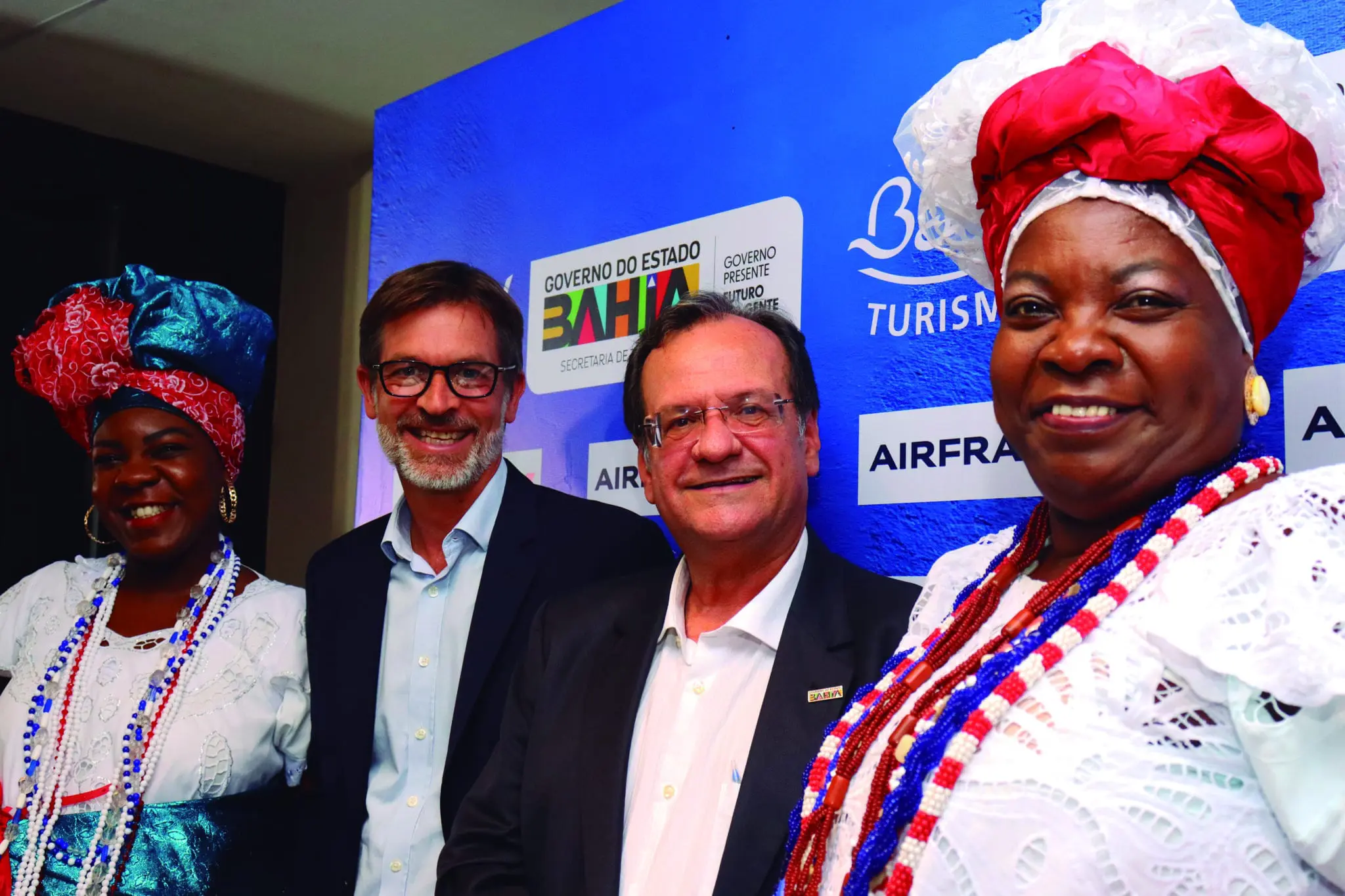 Manuel Flahault, diretor-geral do Grupo Air France-KLM na AmeÌrica do Sul e MauriÌcio Bacellar (secretario de Turismo da Bahia) com as baianas air france paris salvador