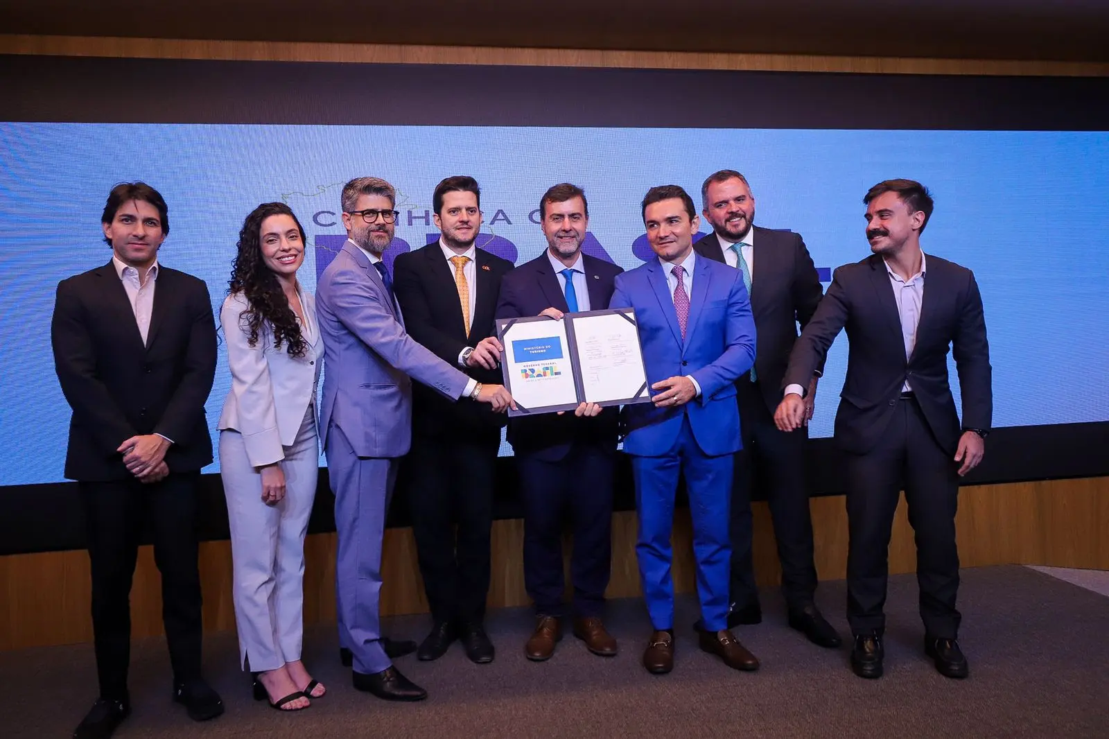 Autoridades assinaram documento que prevê novas açíµes do programa “Conheça o Brasil Voando†(Foto: Renato Vaz/Embratur) Autoridades assinaram documento que prevê novas ações do programa “Conheça o Brasil Voando” (Foto: Renato Vaz/Embratur)