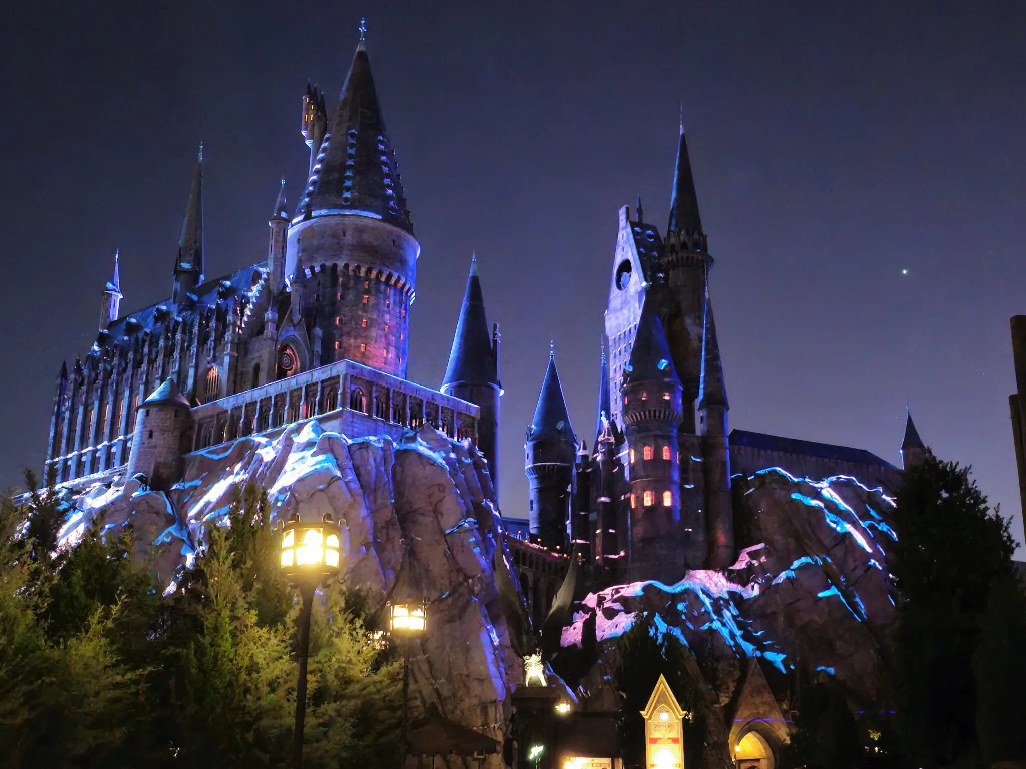 Em Hogsmeade, no Island of Adventure, o castelo de Hogwarts recebe luzes dançantes em um espetáculo que invoca o espírito natalino nos visitantes. Foto: Kamilla Alves (Brasilturis) eventos universal orlando
