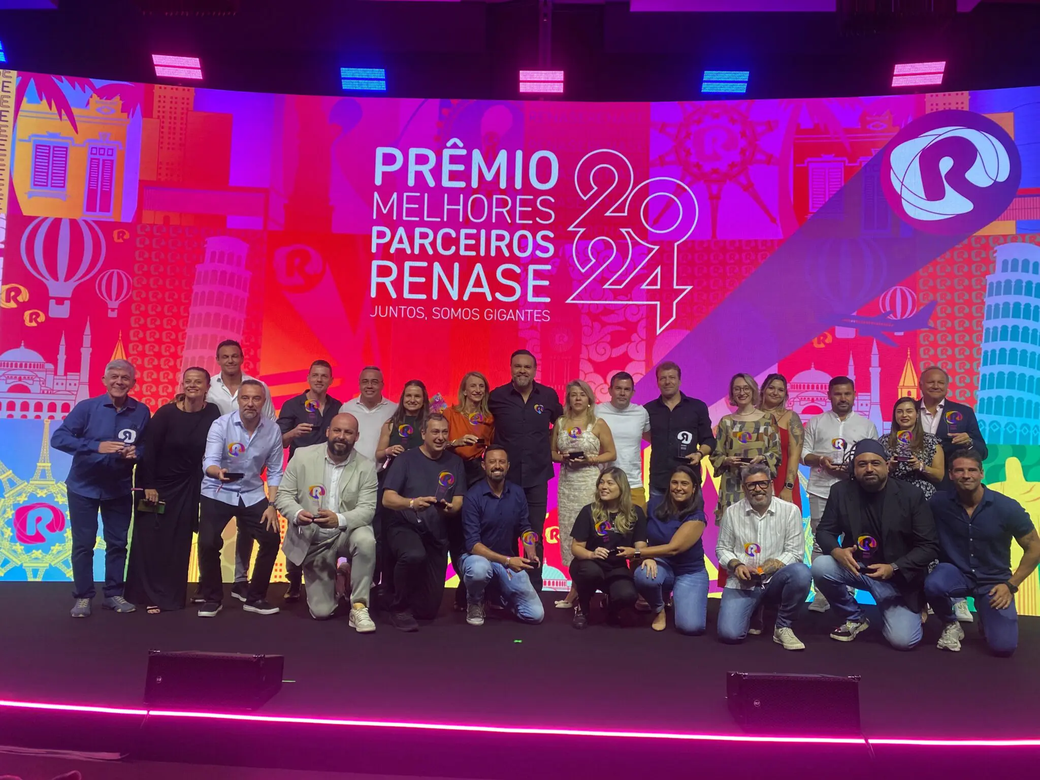 WhatsApp Image 2024-12-16 at 15.30.20 Rodrigo Stocco, CEO da Renase, entre todos os vencedores do Prêmio Melhores Parceiros Renase 2024 (Foto: Maurício Herschander/ Brasilturis)