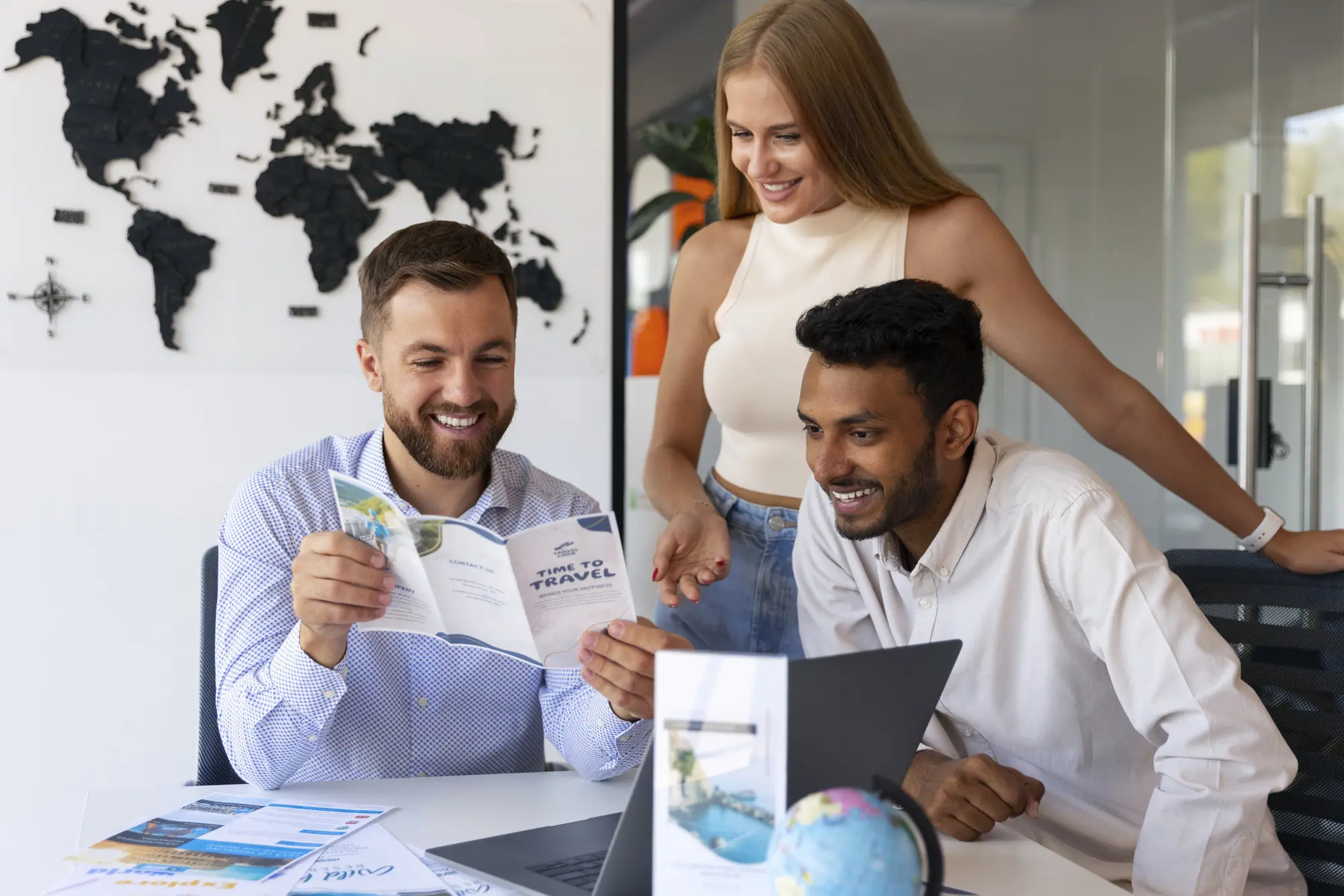 medium-shot-people-travel-agency Bedsonline