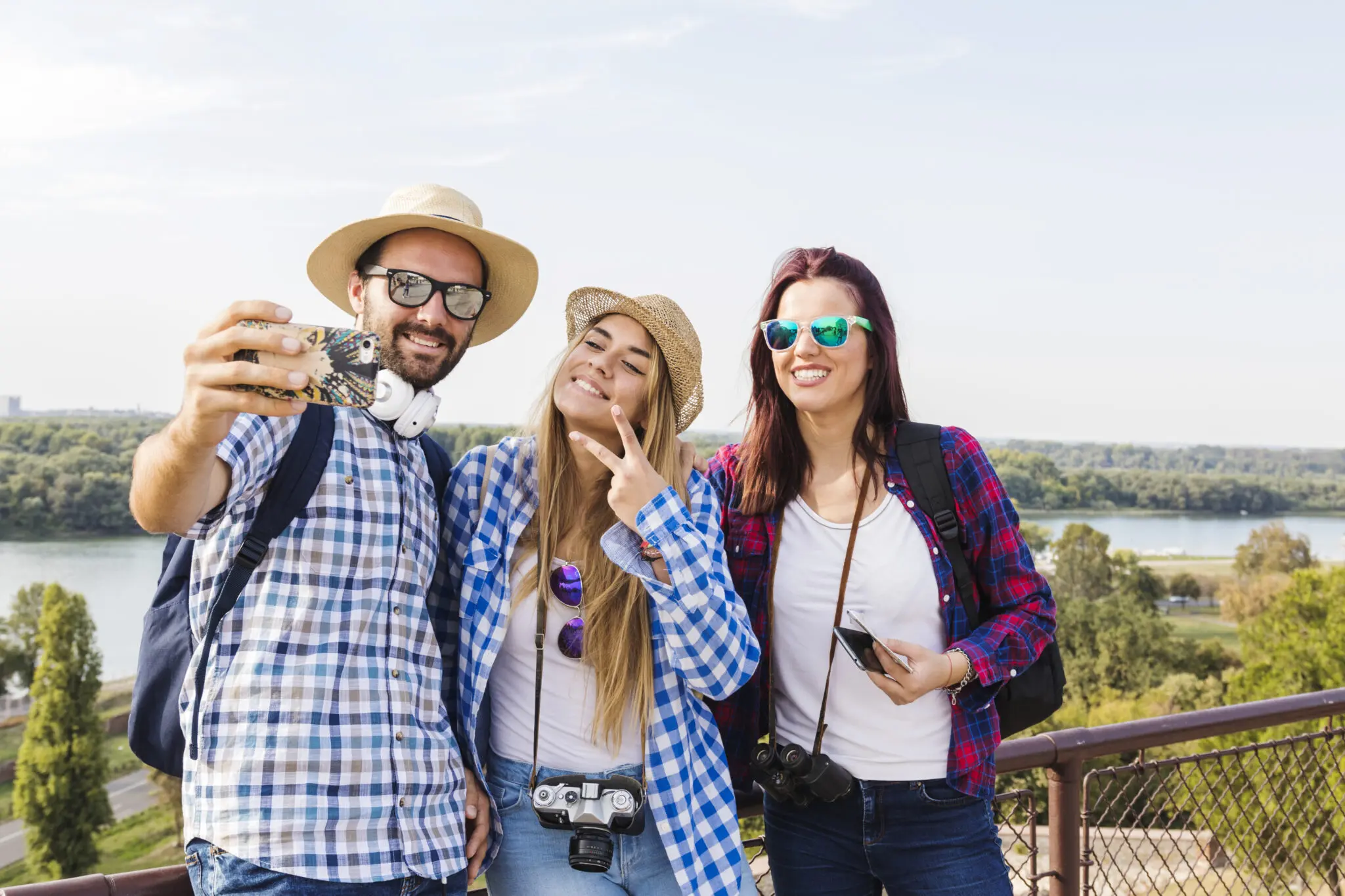 group-male-female-hikers-taking-selfie-mobile-phone 2025 terá 18 datas de feriados e ponto facultativo (Foto: Freepik)