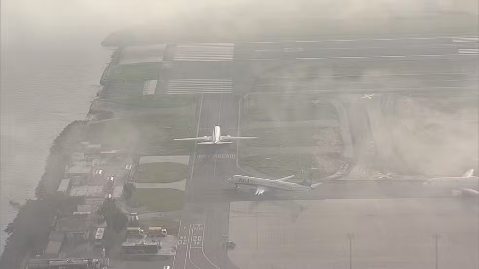 Nevoeiro atingiu região do Aeroporto Santos Dumont, na área central do Rio de Janeiro, nas primeiras horas do dia. Foto: Reprodução/ TV Globo aeroporto santos dumont