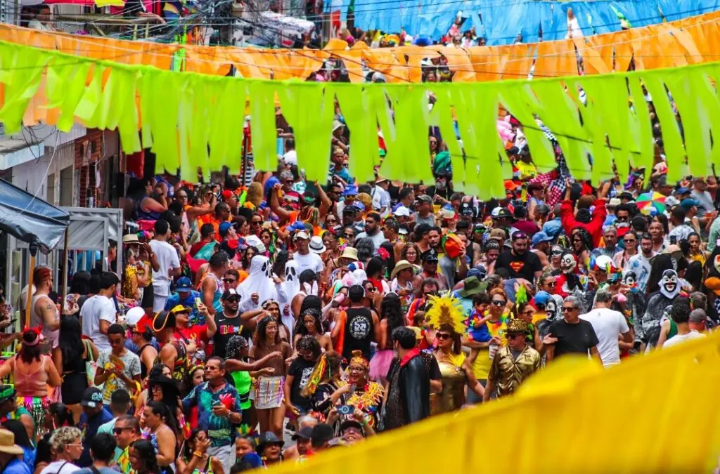Milhares de pessoas se fantasiam para a aproveitar a festa (foto: Geovana Fraga)