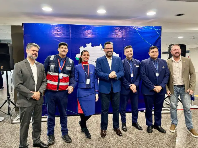 Eduardo Macedo (esq.), Head de Assuntos Públicos da LATAM Brasil, junto à tripulação acreana do voo inaugural Rio Branco-Guarulhos da companhia, e autoridades presentes Foto: Divulgação Latam Eduardo Macedo (esq.), Head de Assuntos Públicos da LATAM Brasil, junto à tripulação acreana do voo inaugural Rio Branco-Guarulhos da companhia, e autoridades presentes Foto: Divulgação Latam